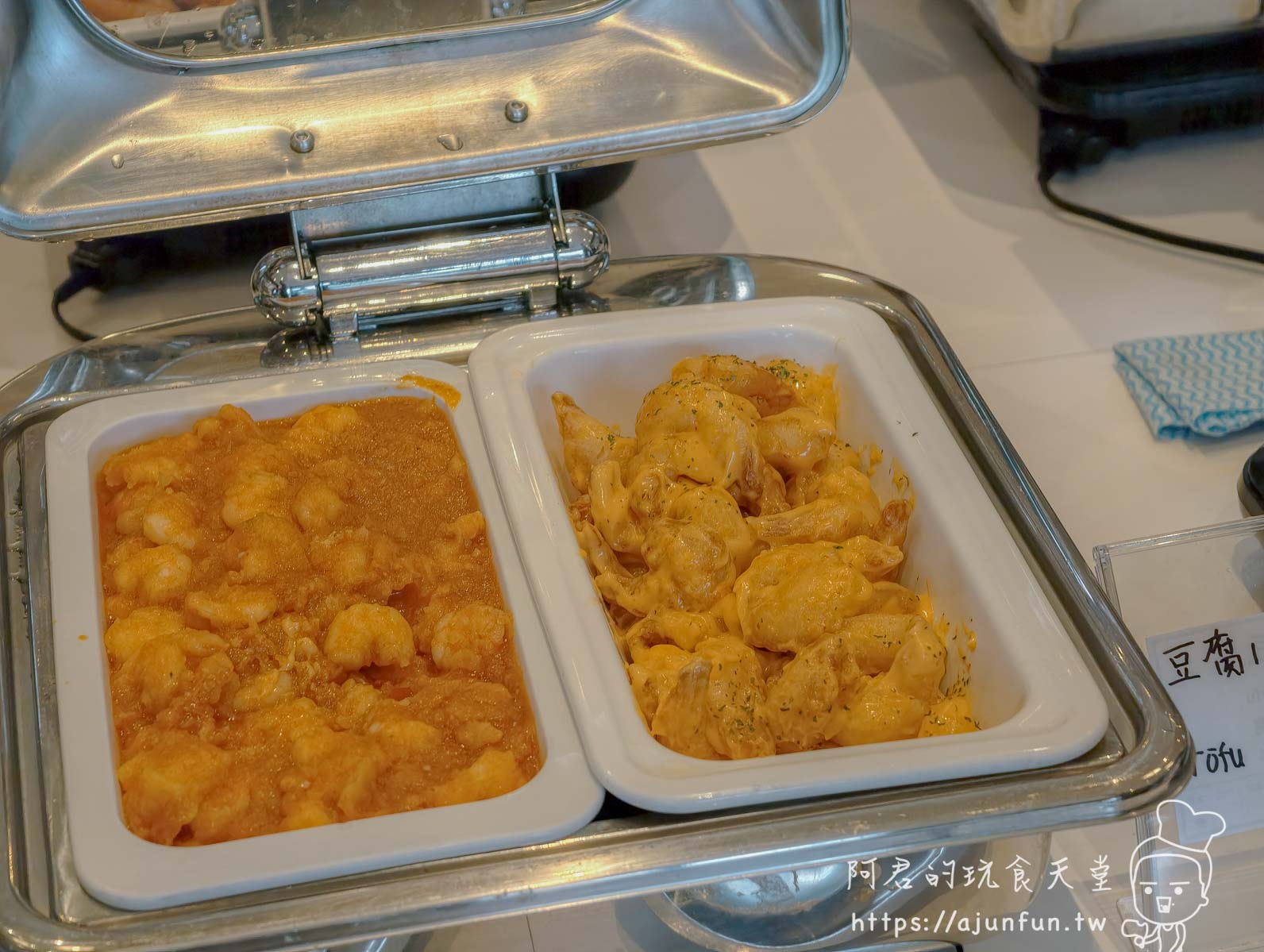 JR INN 函館 早餐自助保溫檯上標示「豆腐」的兩盆橘色醬汁料理 - 阿君的玩食天堂