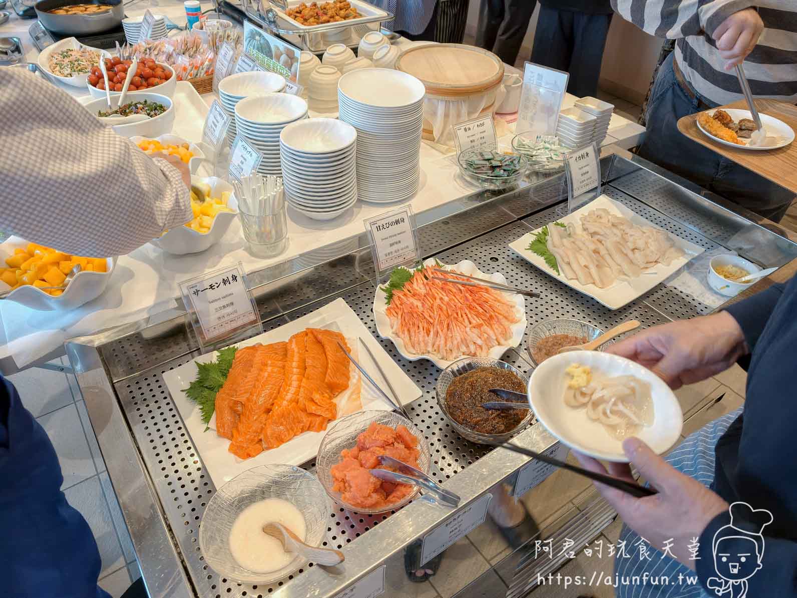 JR INN 函館 早餐自助餐台的鮭魚生魚片與生鮮配菜區 - 阿君的玩食天堂