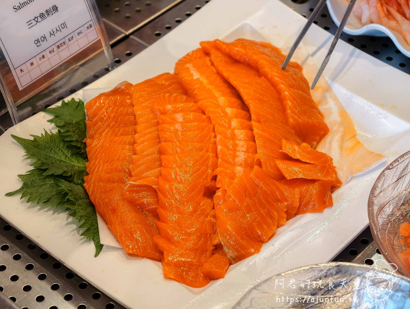 JR INN 函館 早餐自助吧的鮭魚刺身與中日韓三語標示牌 - 阿君的玩食天堂