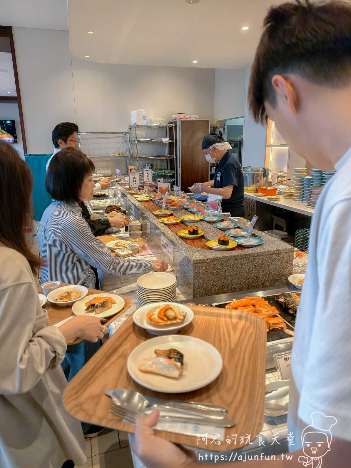 JR INN 函館 早餐自助取餐台與顧客排隊取餐畫面 - 阿君的玩食天堂