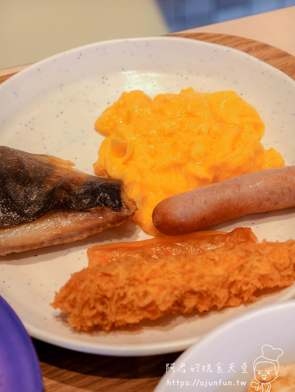 JR INN 函館 早餐盤上的烤魚、炒蛋、香腸與油炸物 - 阿君的玩食天堂