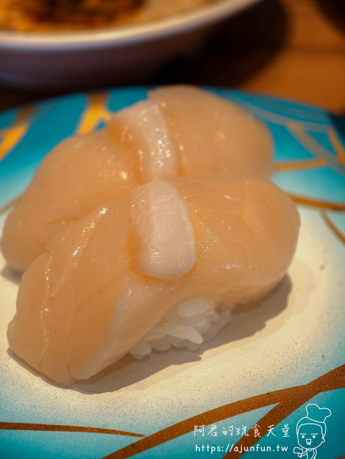 JR INN 函館 ＋ 淺藍金線陶盤上的白身海鮮握壽司特寫 - 阿君的玩食天堂