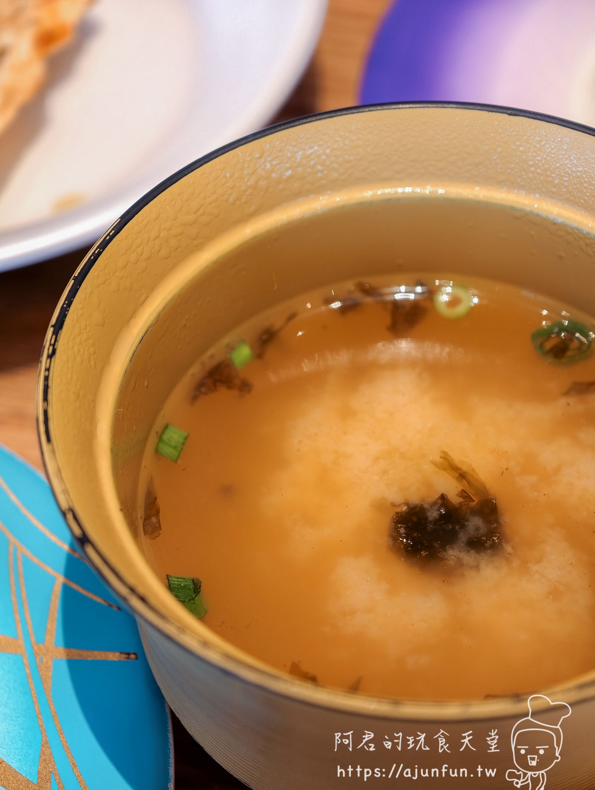 JR INN 函館 早餐味噌湯特寫，米黃深藍邊陶碗配蔥花海帶芽 - 阿君的玩食天堂
