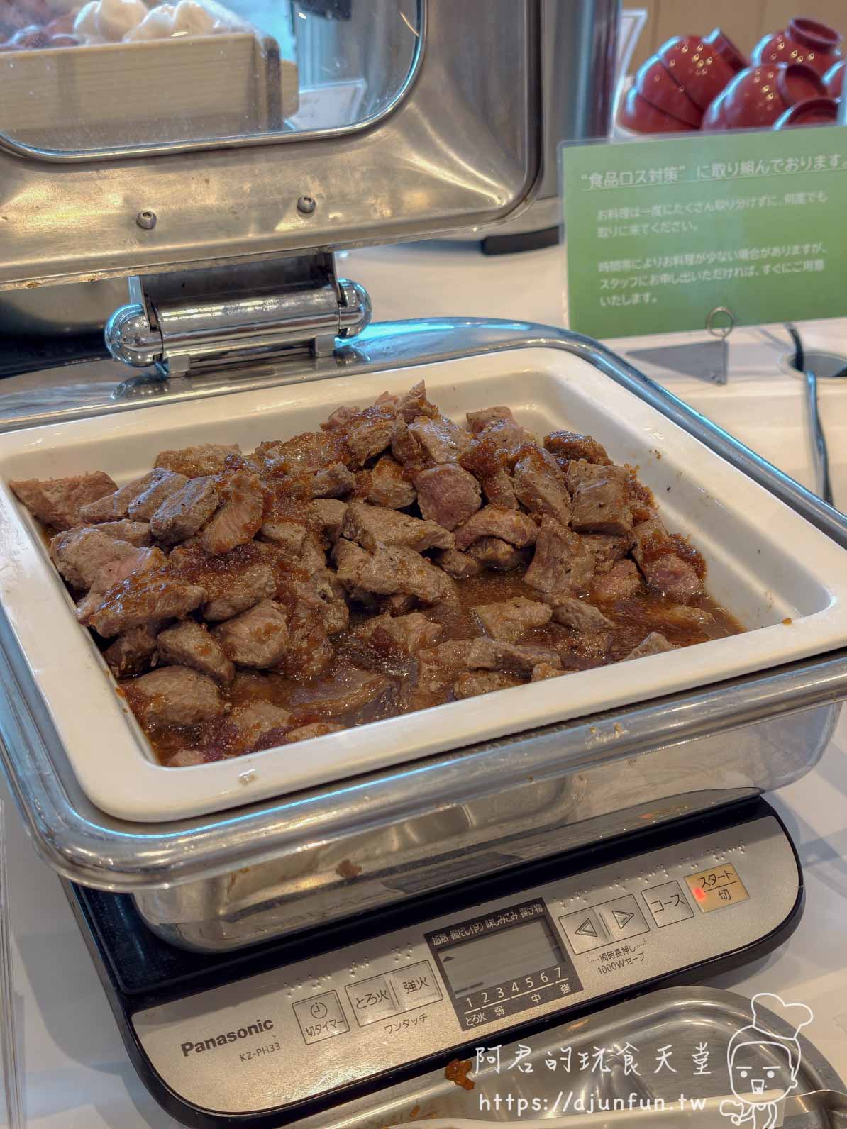 JR INN 函館 早餐自助餐檯上的 Panasonic IH 電磁爐與一鍋醬燒肉塊 - 阿君的玩食天堂