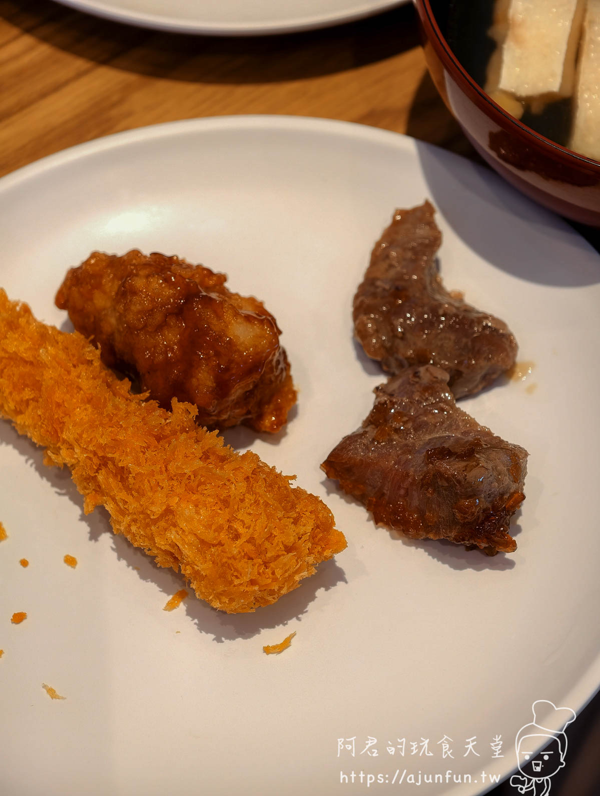 JR INN 函館 早餐取餐盤上的炸物與肉類料理特寫 - 阿君的玩食天堂