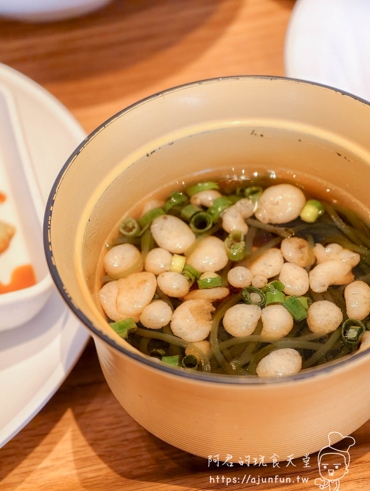 JR INN 函館 早餐琺瑯小鍋裝的浮球麵團清湯佐青蔥海帶 - 阿君的玩食天堂