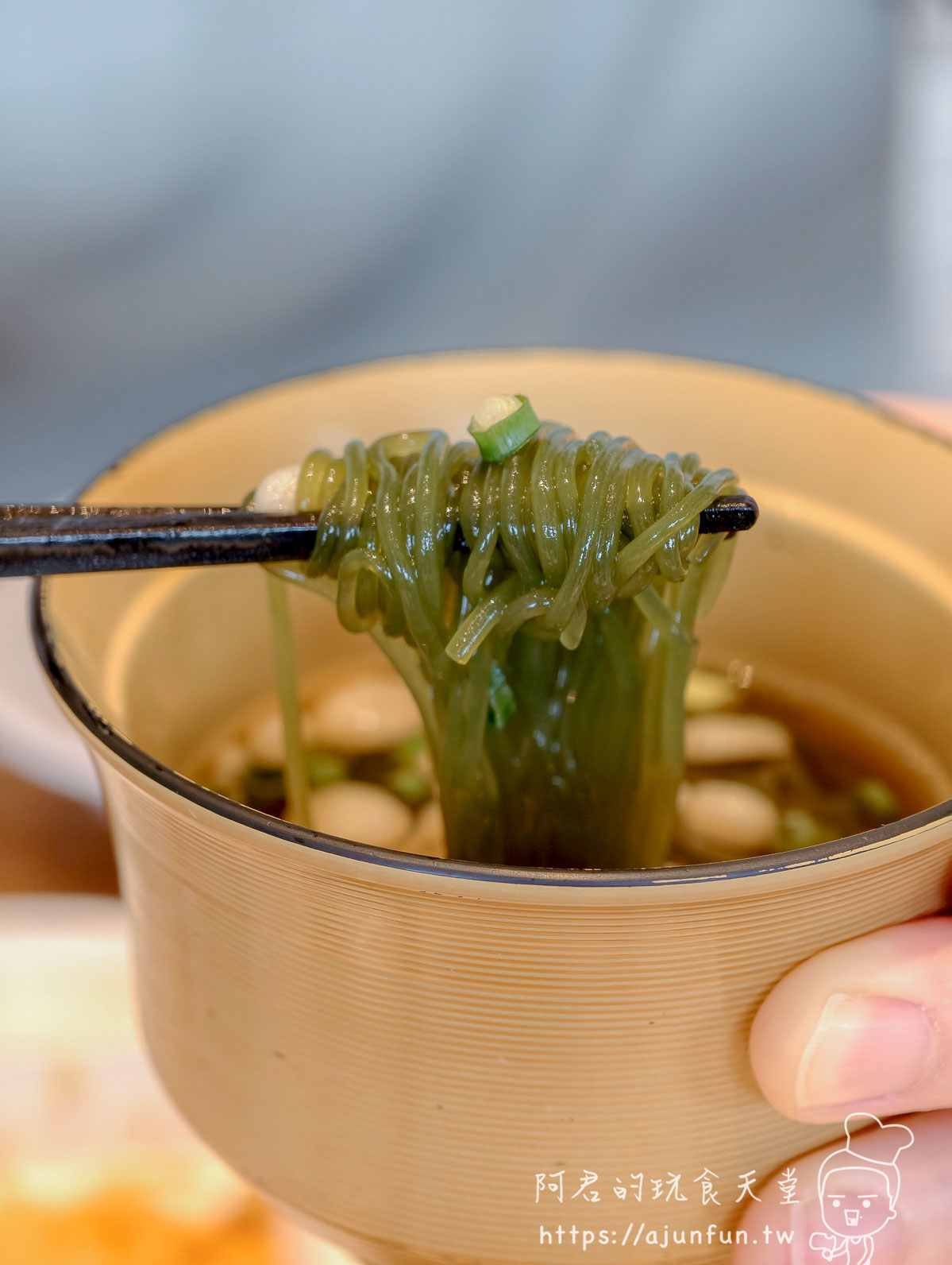 JR INN 函館 ＋ 筷子夾起綠色細麵的木紋碗近照 - 阿君的玩食天堂
