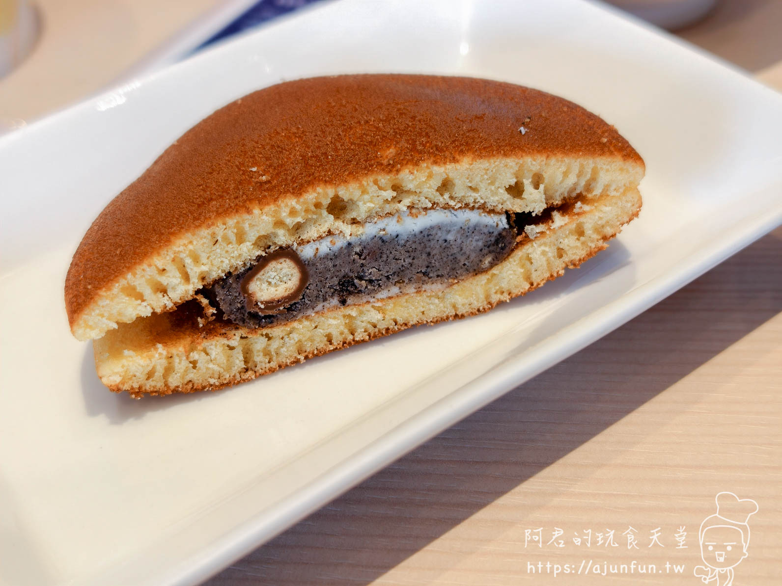 JR INN 函館 早餐切半銅鑼燒夾深色內餡特寫 - 阿君的玩食天堂