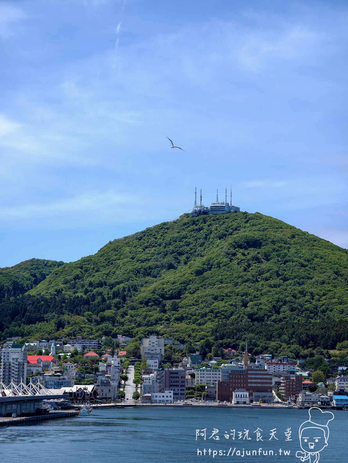 摩周丸 函館港灣望函館山全景與山頂天線群 - 阿君的玩食天堂