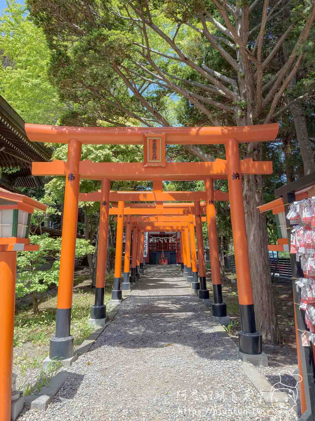 湯倉神社 函館 橙紅色鳥居隧道參道一景 - 阿君的玩食天堂