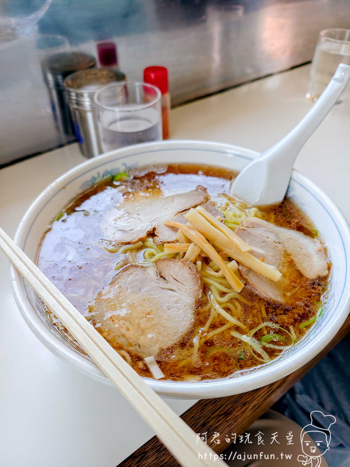 函館 BLUE TRAIN 正油ラーメン 醬油拉麵碗景全覽 - 阿君的玩食天堂