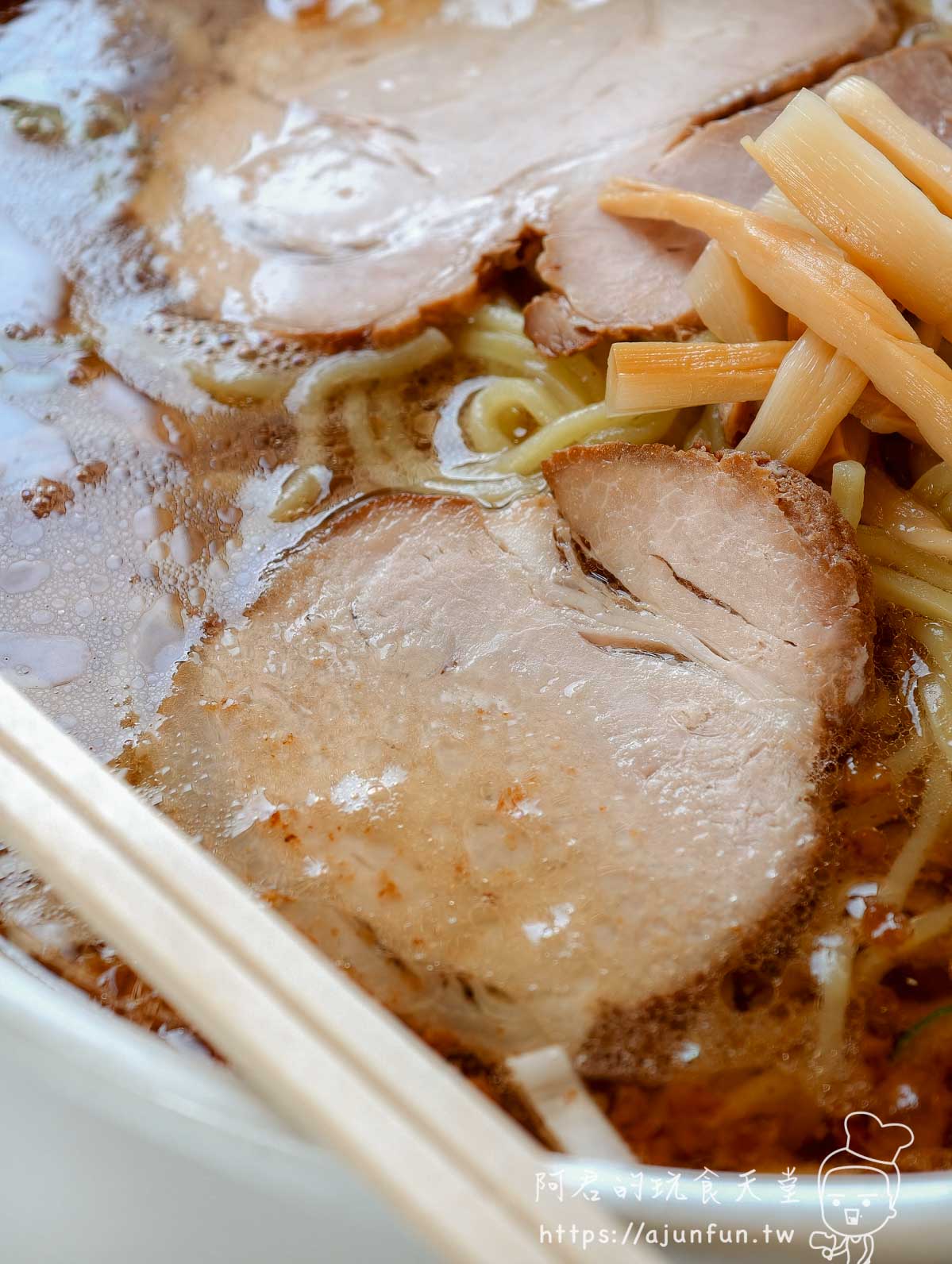 函館 BLUE TRAIN 塩ラーメン 焦烤背脂叉燒碗景 - 阿君的玩食天堂