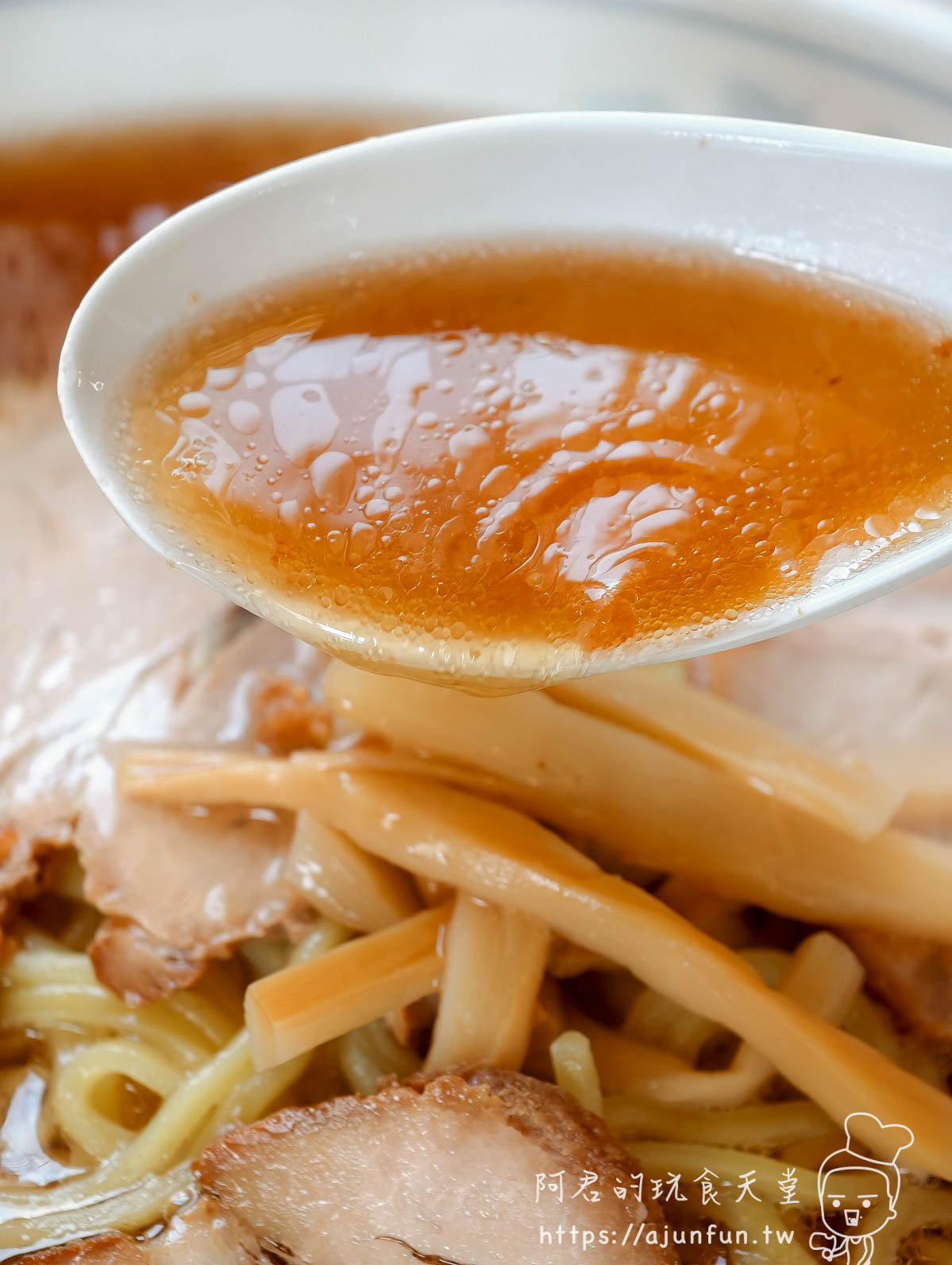 函館 BLUE TRAIN 正油ラーメン 湯匙舀起醬油湯頭特寫 - 阿君的玩食天堂