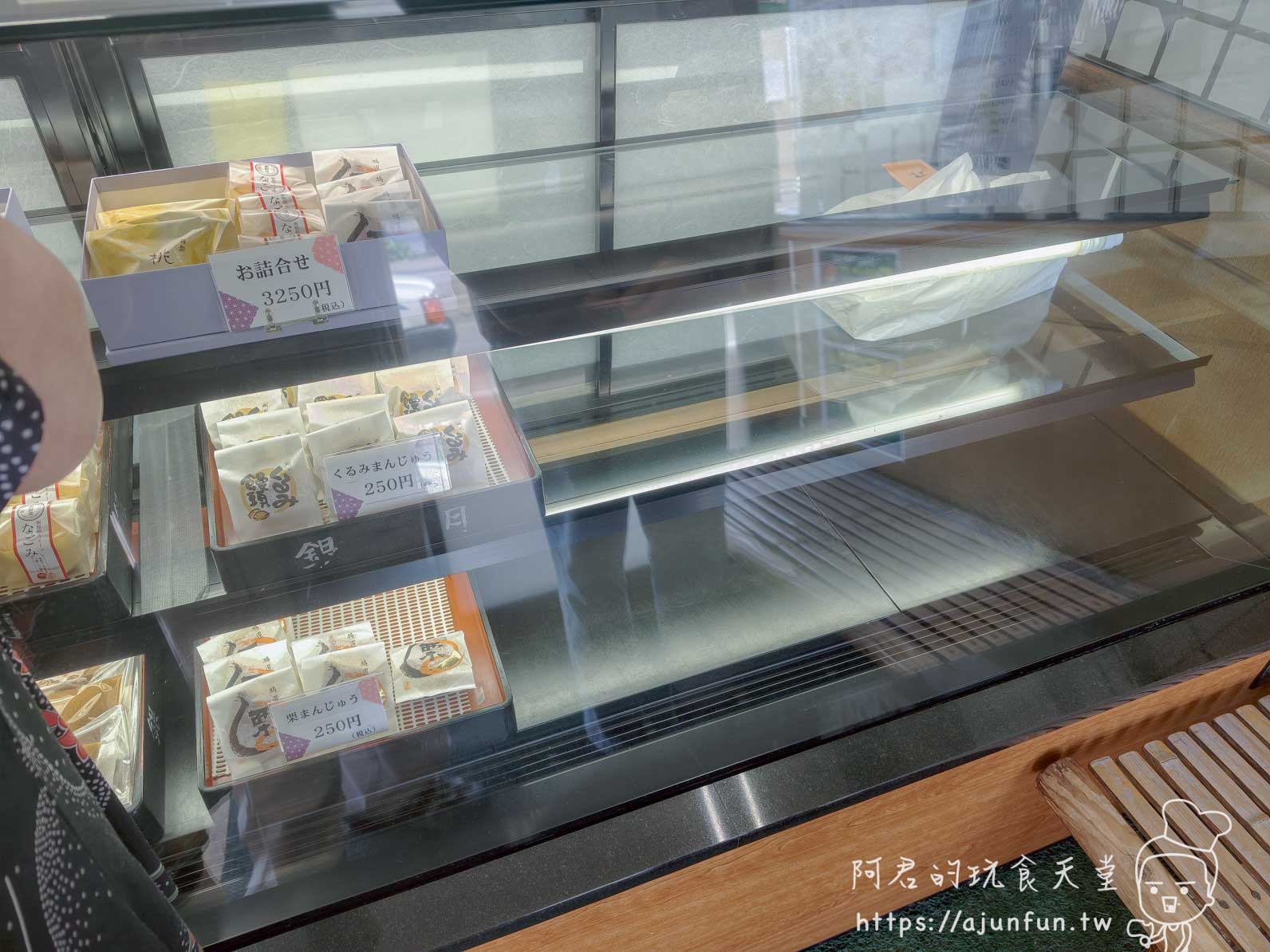 銀月 店內玻璃展示櫃 核桃饅頭雪饅頭禮盒陳列 部分售罄空格 - 阿君的玩食天堂