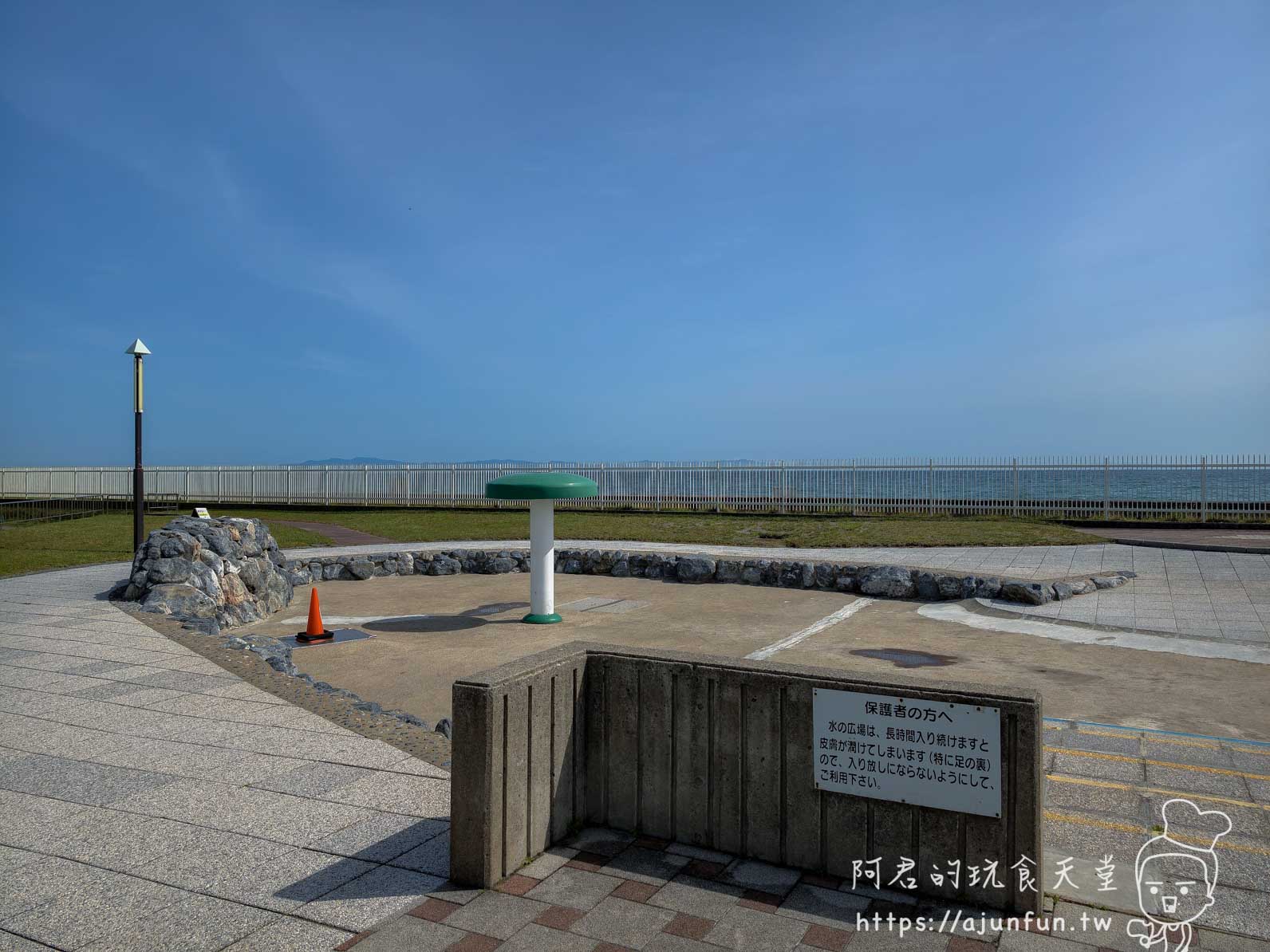 【函館景點】函館市熱帶植物園|泡湯猴攻略與值不值(2026) - 第22張圖 函館市熱帶植物園 戶外足湯廣場與海景背景 - 阿君的玩食天堂
