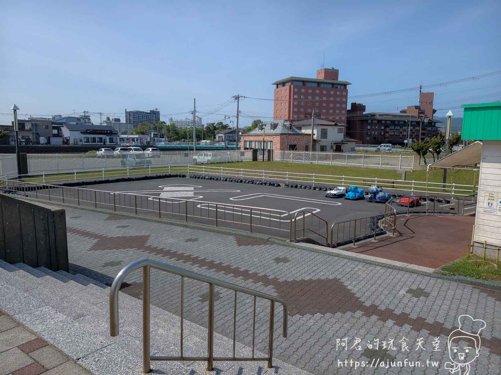 【函館景點】函館市熱帶植物園|泡湯猴攻略與值不值(2026) - 第26張圖 函館市熱帶植物園 園內兒童電動賽車跑道全景 - 阿君的玩食天堂