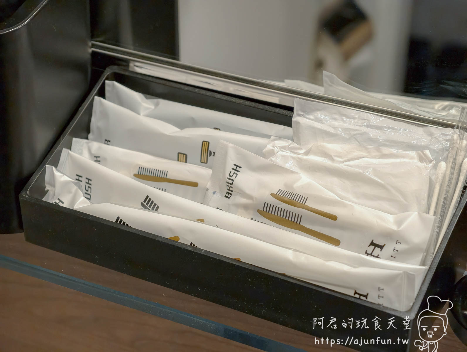 函館 海と灯 附贈牙刷備品整排陳列於托盤 - 阿君的玩食天堂