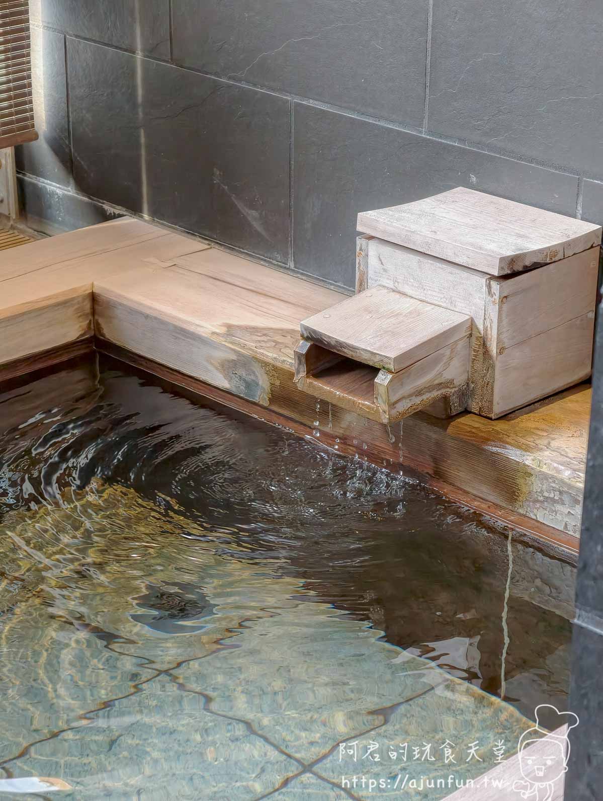 函館 海と灯 室內溫泉浴槽與木製湯桶細節 - 阿君的玩食天堂