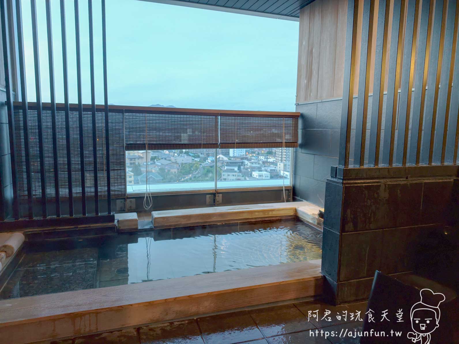 函館 海と灯 貸切露天風呂「月の湯」，竹簾拉起後可眺望市區與城市夜景窗景 - 阿君的玩食天堂