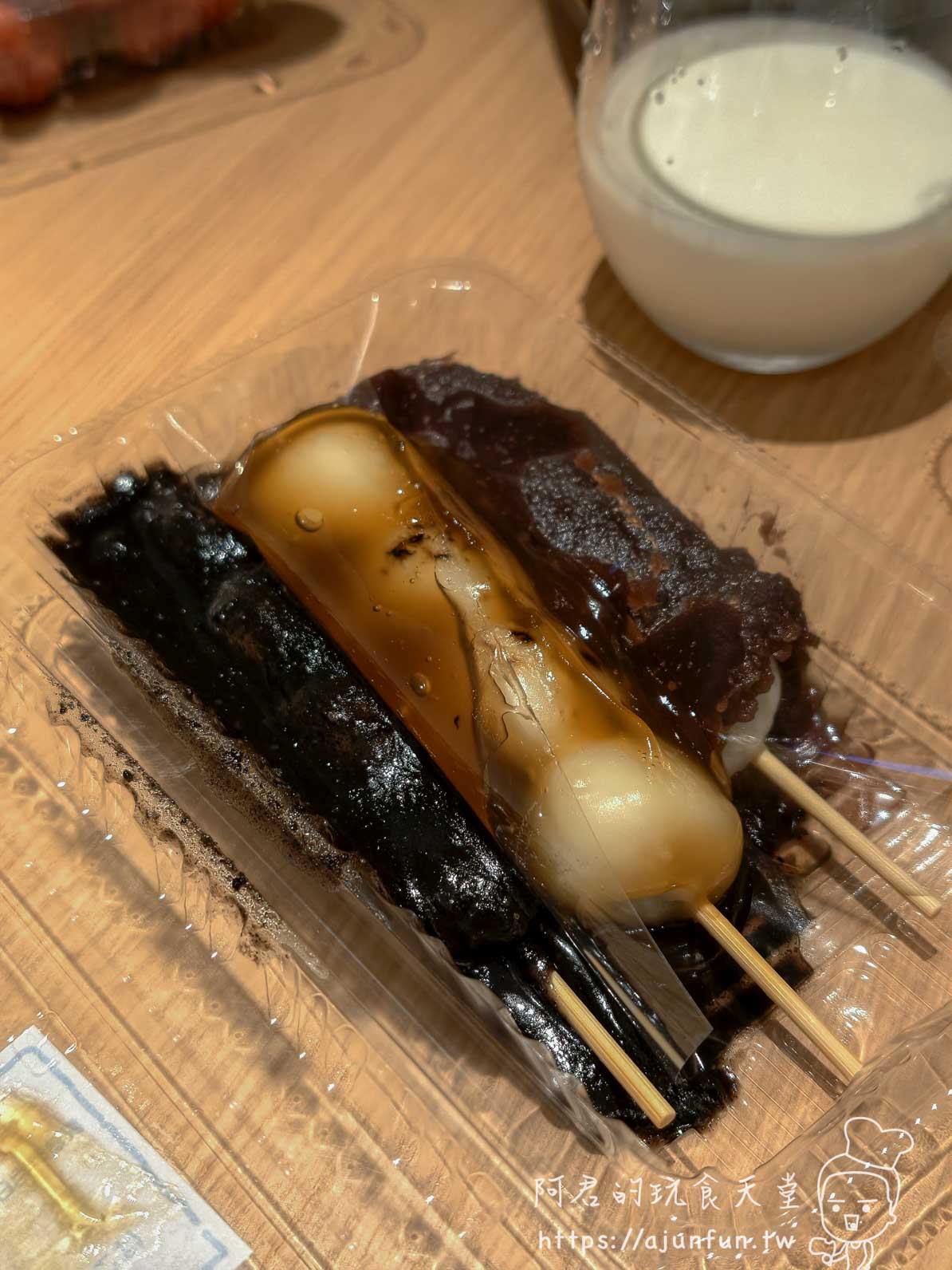 銀月 烤糰子 醬油款與芝麻款兩串並排對比 飯店桌上 - 阿君的玩食天堂