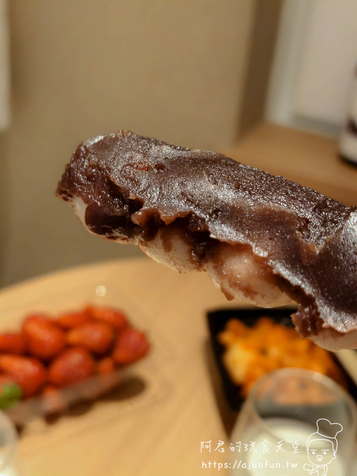 銀月 烤糰子 芝麻款深色紅豆裹滿舉起特寫 - 阿君的玩食天堂