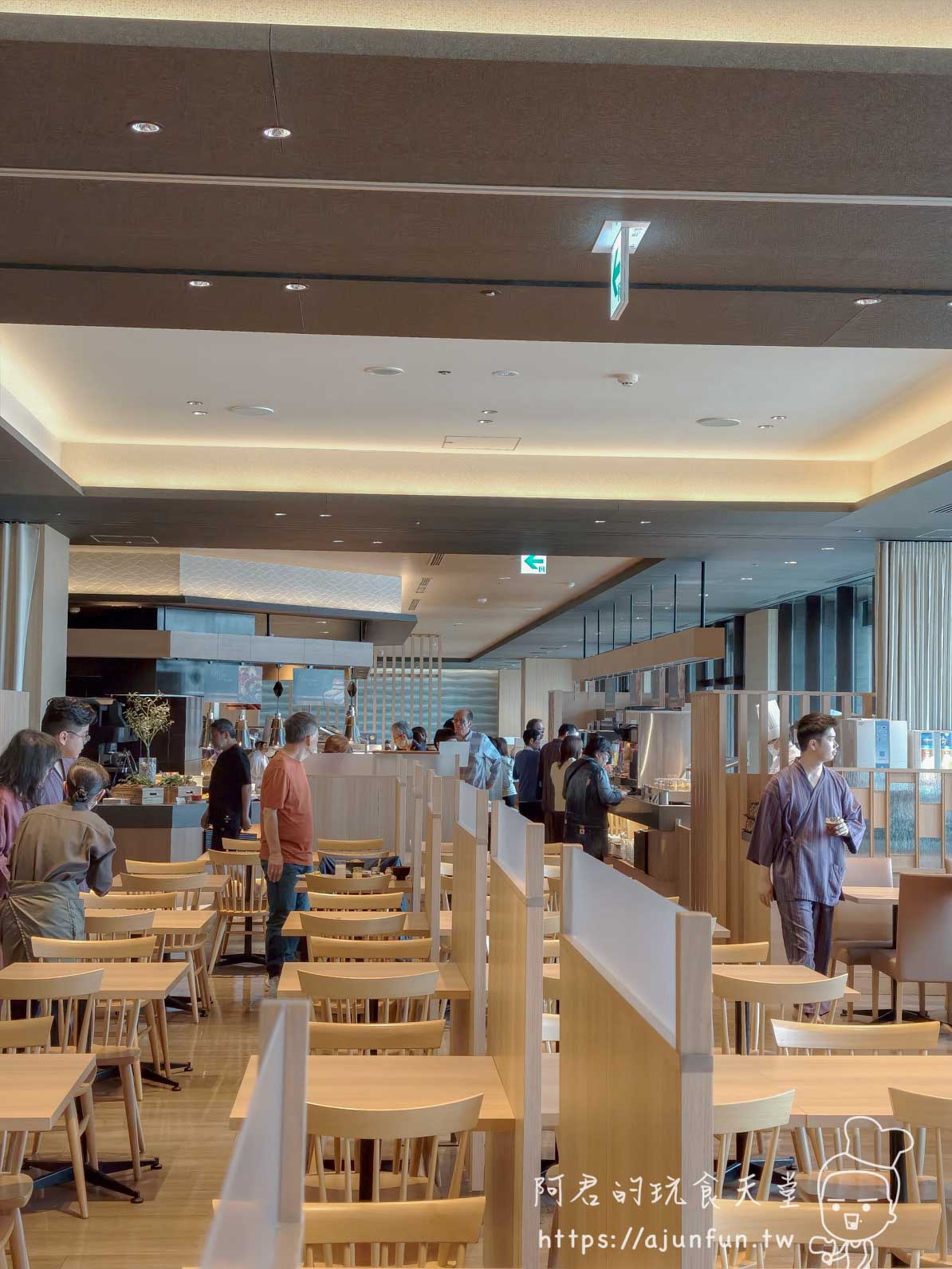 函館 海と灯 旅館早餐廳全景：浴衣客人與淺木色桌椅 - 阿君的玩食天堂