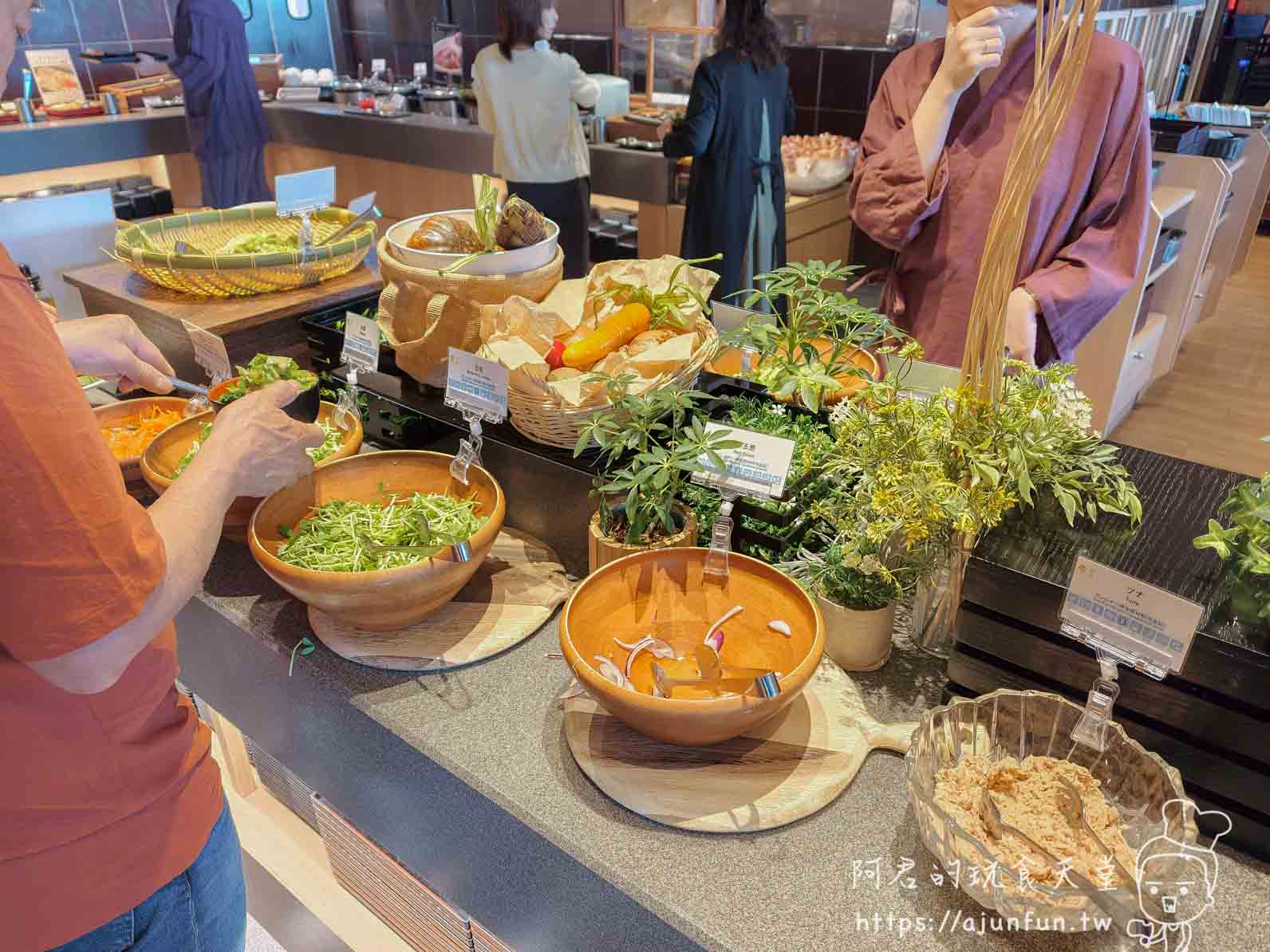 函館 海と灯 飯店自助早餐吧台蔬菜與麵包料理區 - 阿君的玩食天堂