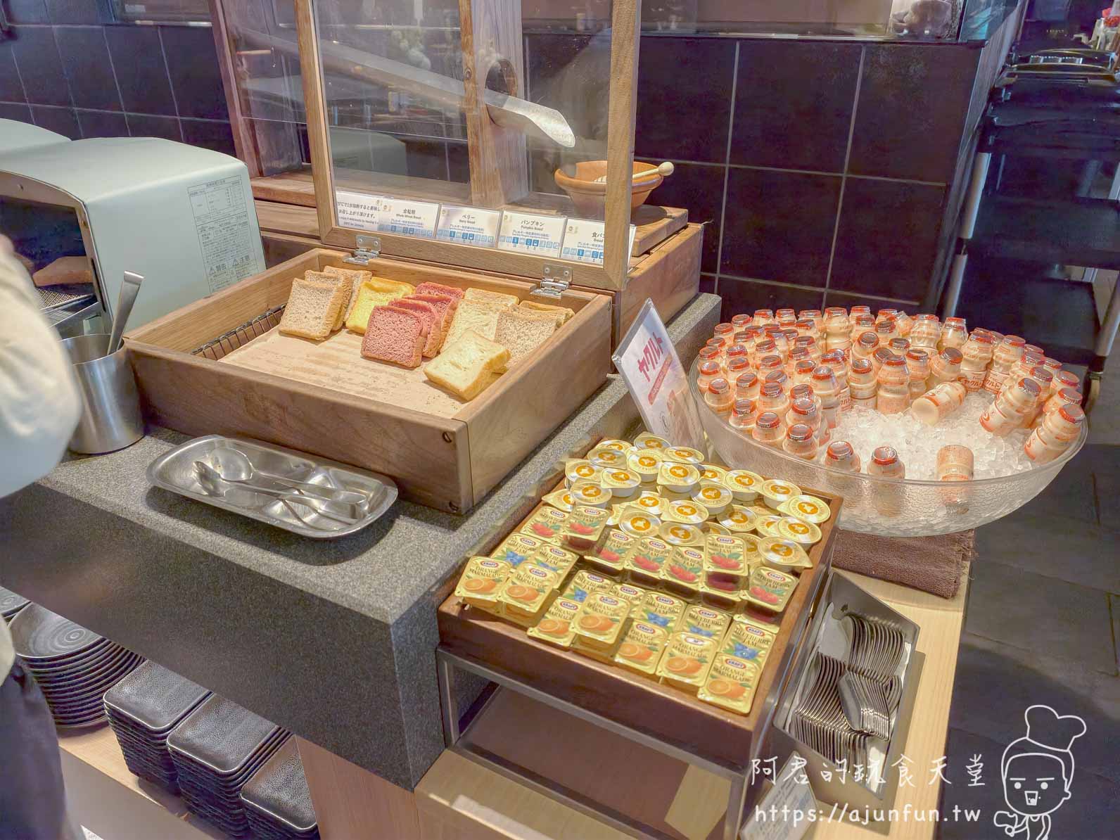 函館 海と灯 早餐自助吧台吐司與冰桶小杯全景 - 阿君的玩食天堂