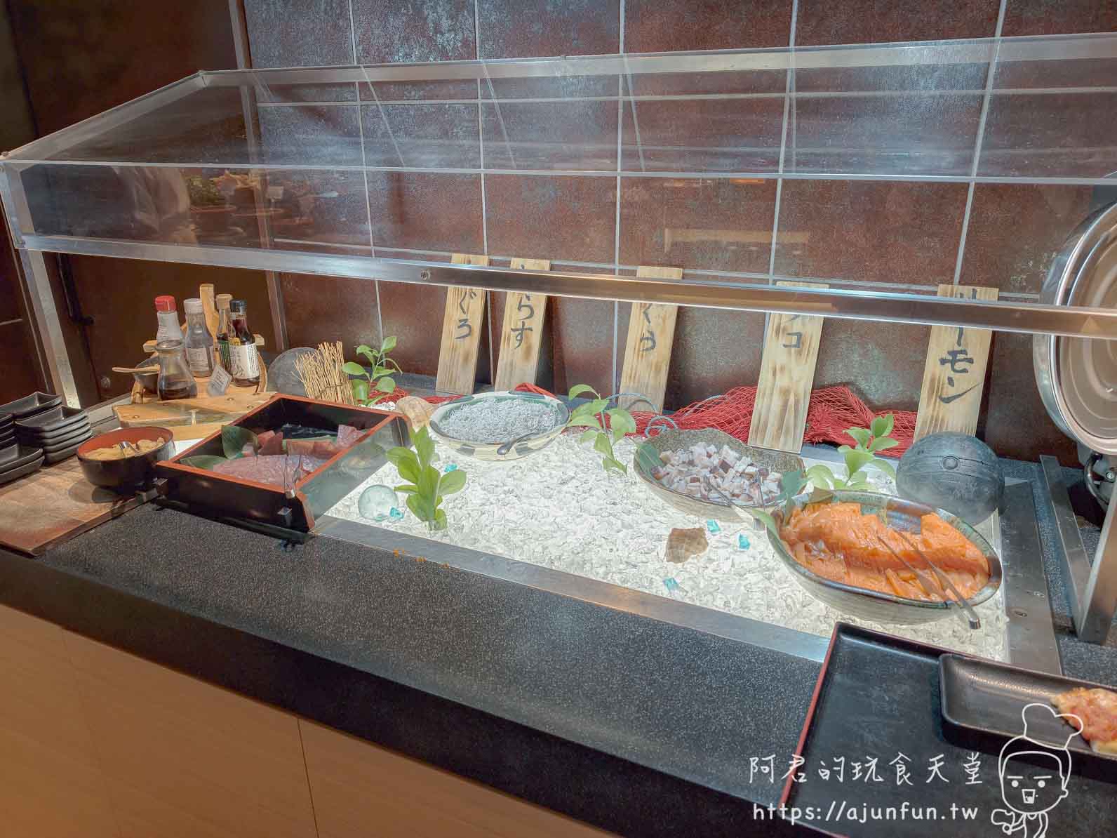 函館 海と灯 生魚片吧台鮪魚鮭魚碎冰陳列 - 阿君的玩食天堂