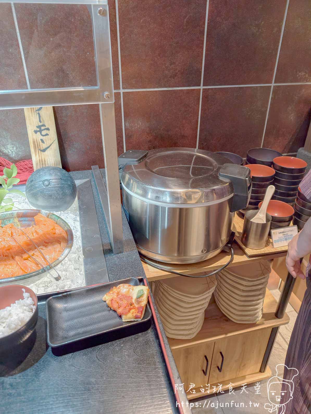 函館 海と灯 自助早餐台鮭魚區與保溫飯桶 - 阿君的玩食天堂