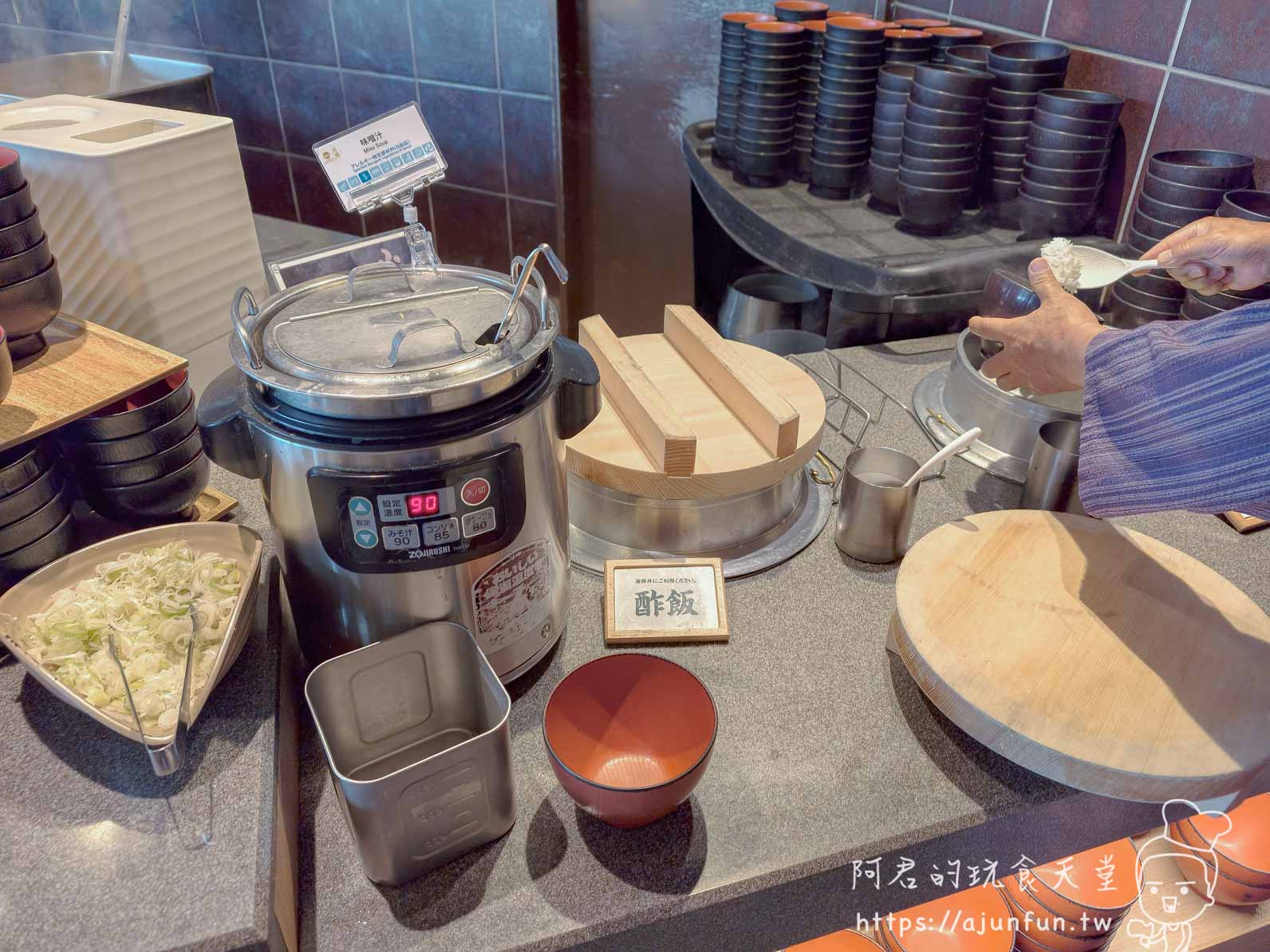 函館 海と灯 備餐區酢飯保溫鍋與備料台 - 阿君的玩食天堂