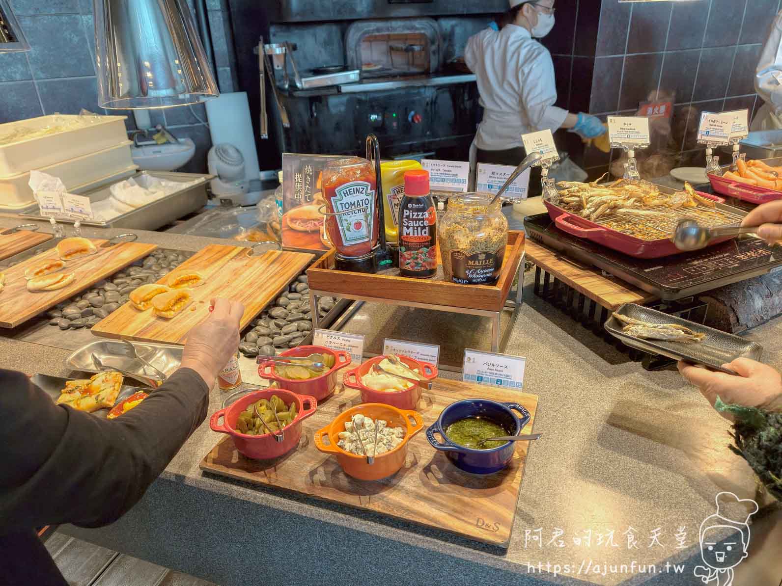 函館 海と灯 早餐自助吧調味料區與迷你鑄鐵鍋配料 - 阿君的玩食天堂