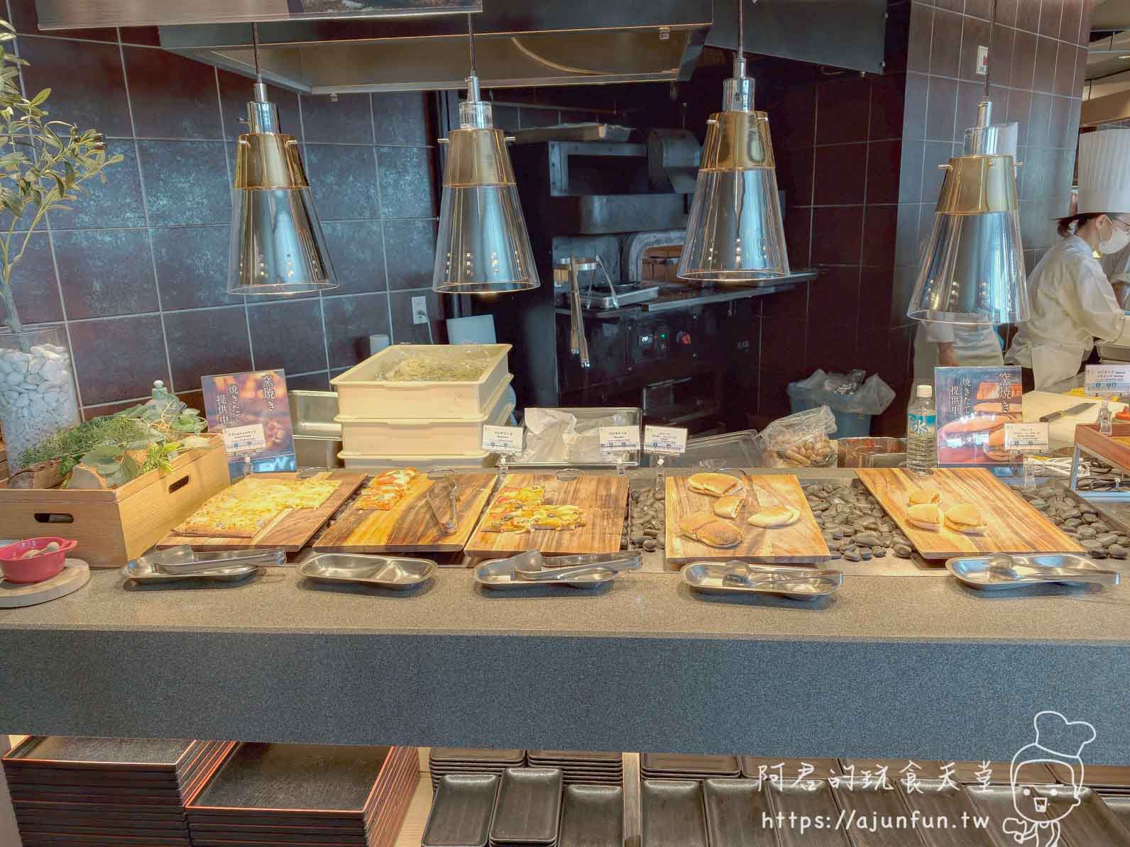 函館 海と灯 早餐開放廚房料理展示台與吊燈 - 阿君的玩食天堂