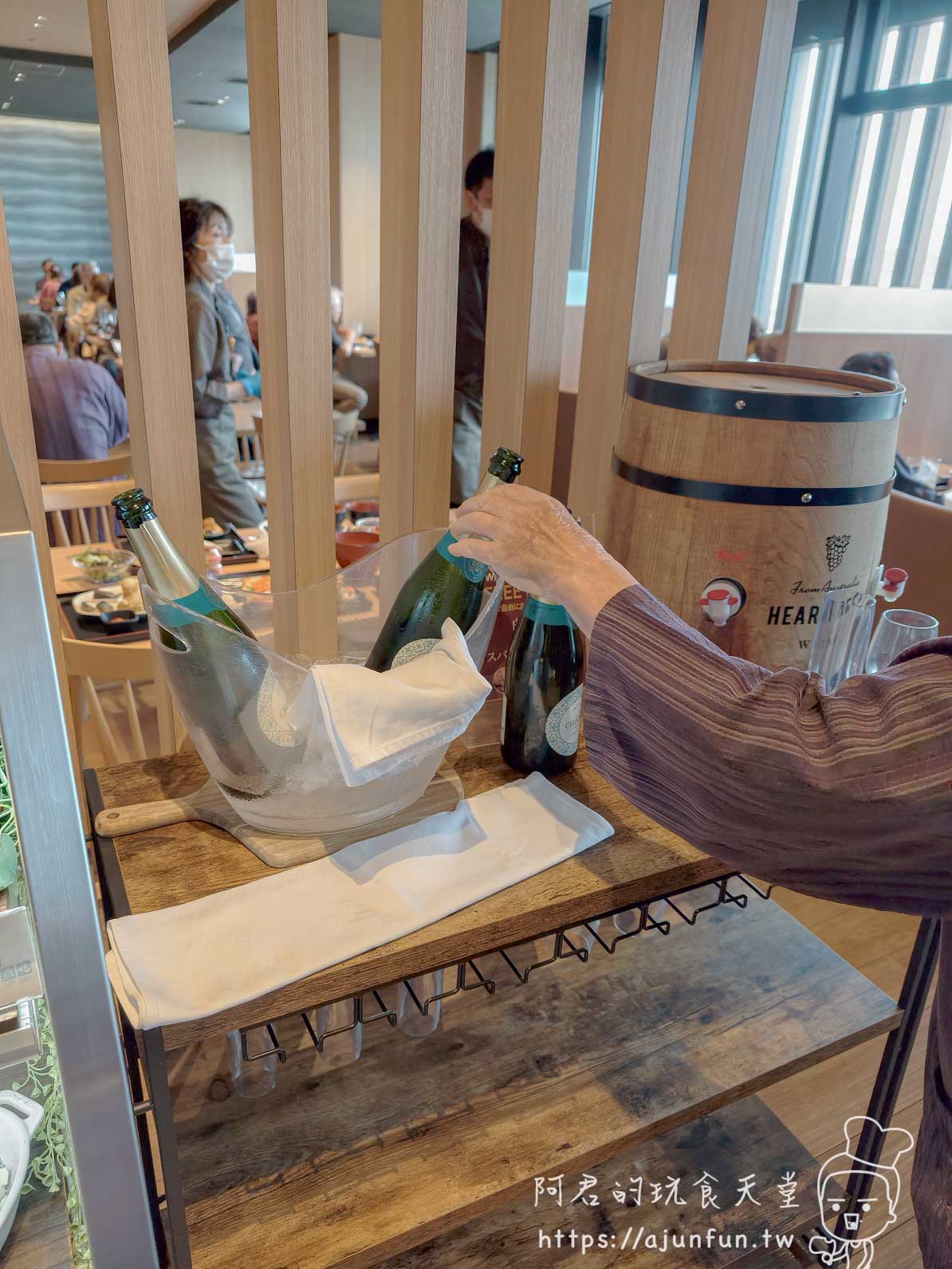 函館 海と灯 餐廳服務員取用氣泡酒與木製酒樽 - 阿君的玩食天堂