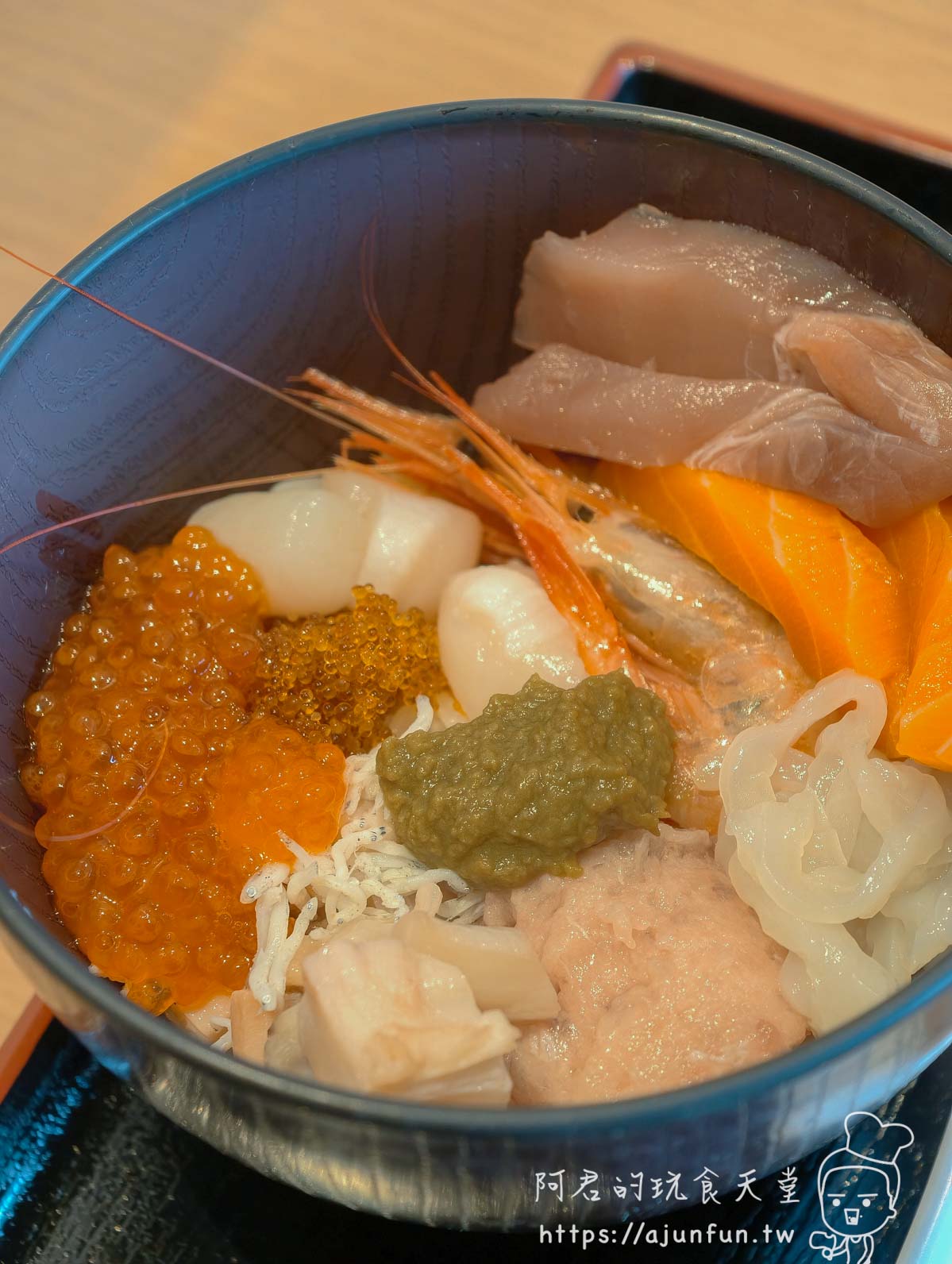 函館 海と灯 豪華海鮮丼近拍，鮭魚卵、帆立貝、紅蝦、海膽 - 阿君的玩食天堂