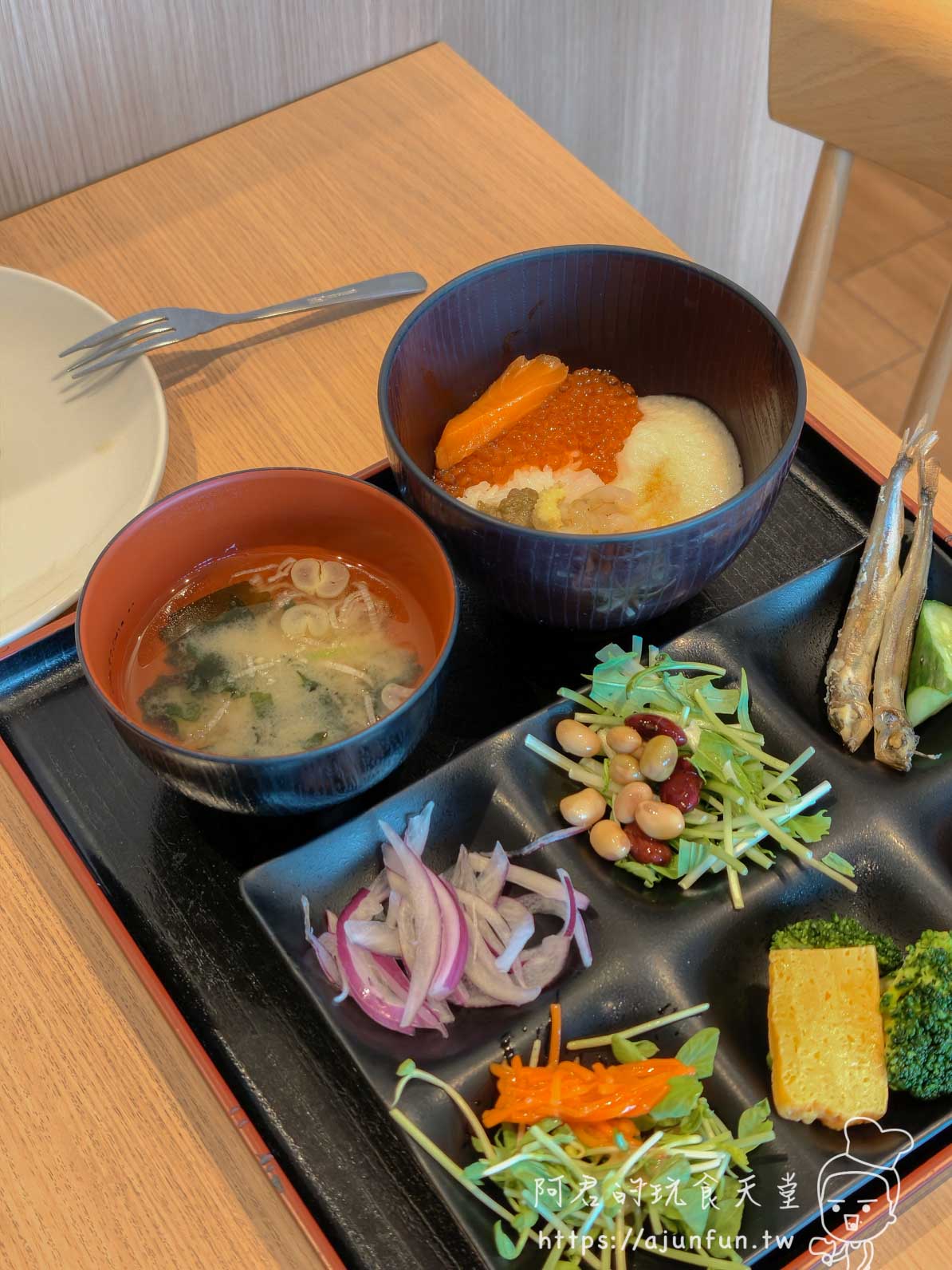 函館 海と灯 自助早餐自取的鮭魚卵丼與多樣配菜 - 阿君的玩食天堂