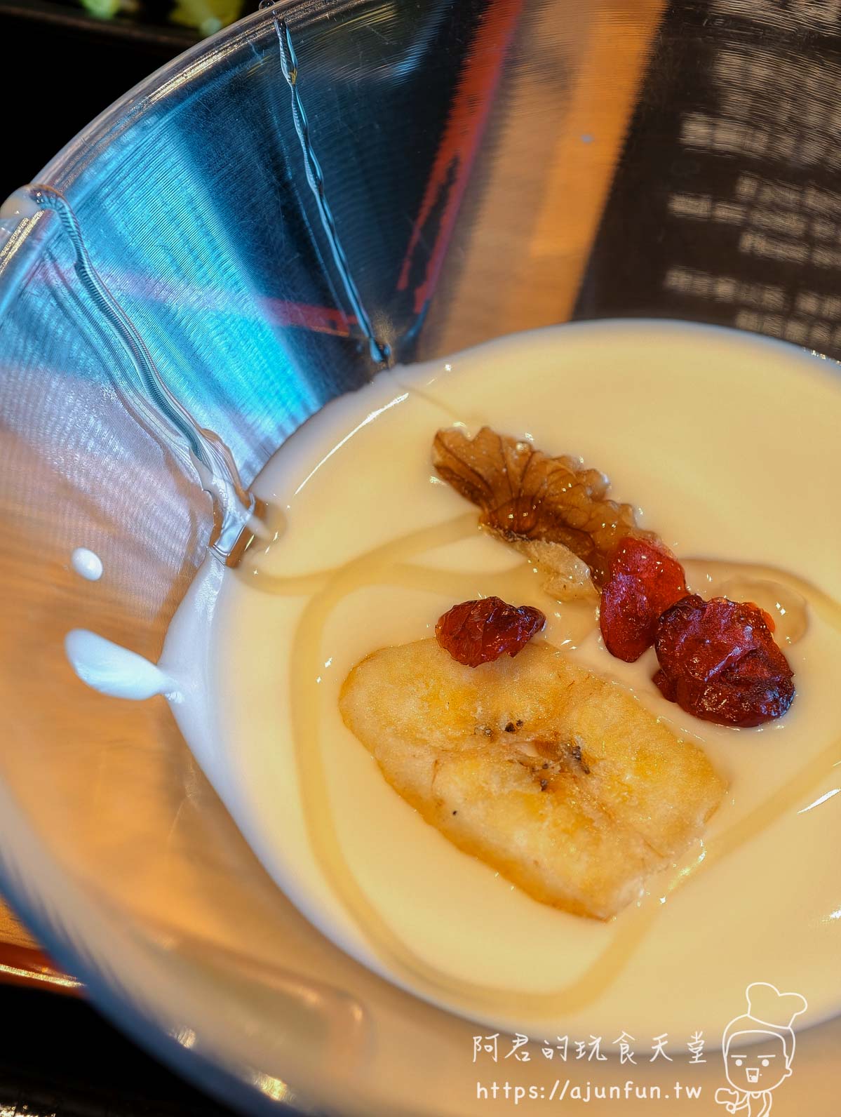 函館 海と灯 甜點湯盅奶油湯底配煎香蕉與莓果 - 阿君的玩食天堂