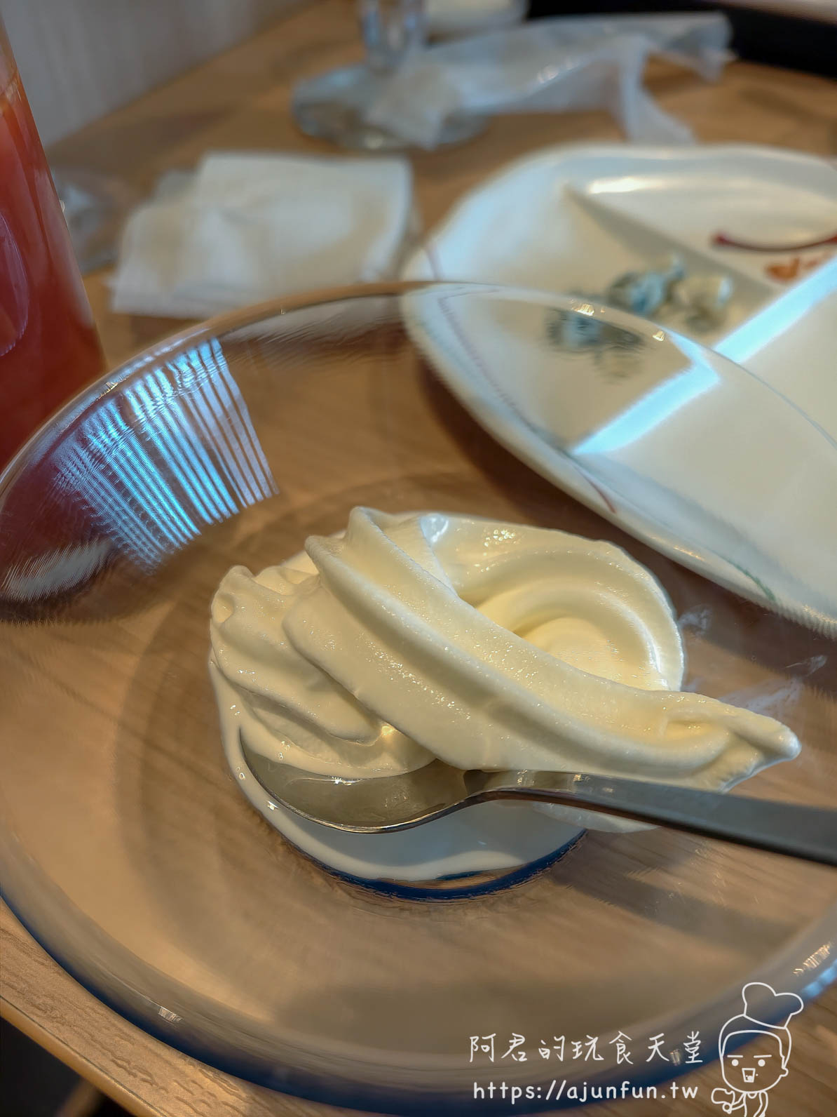 函館 海と灯 白色螺旋霜淇淋奶油甜點近拍 - 阿君的玩食天堂
