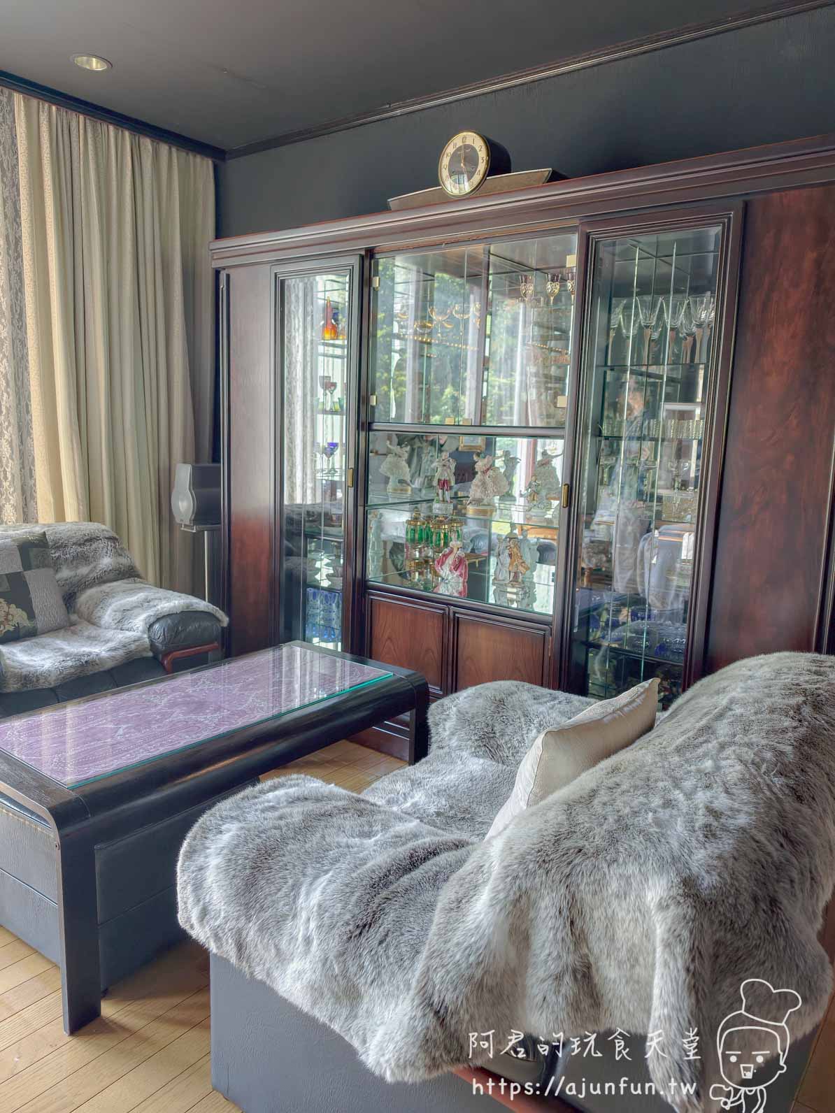 函館Tea Room Tony & Teddy 室內古典沙發與展示收藏櫃 - 阿君的玩食天堂