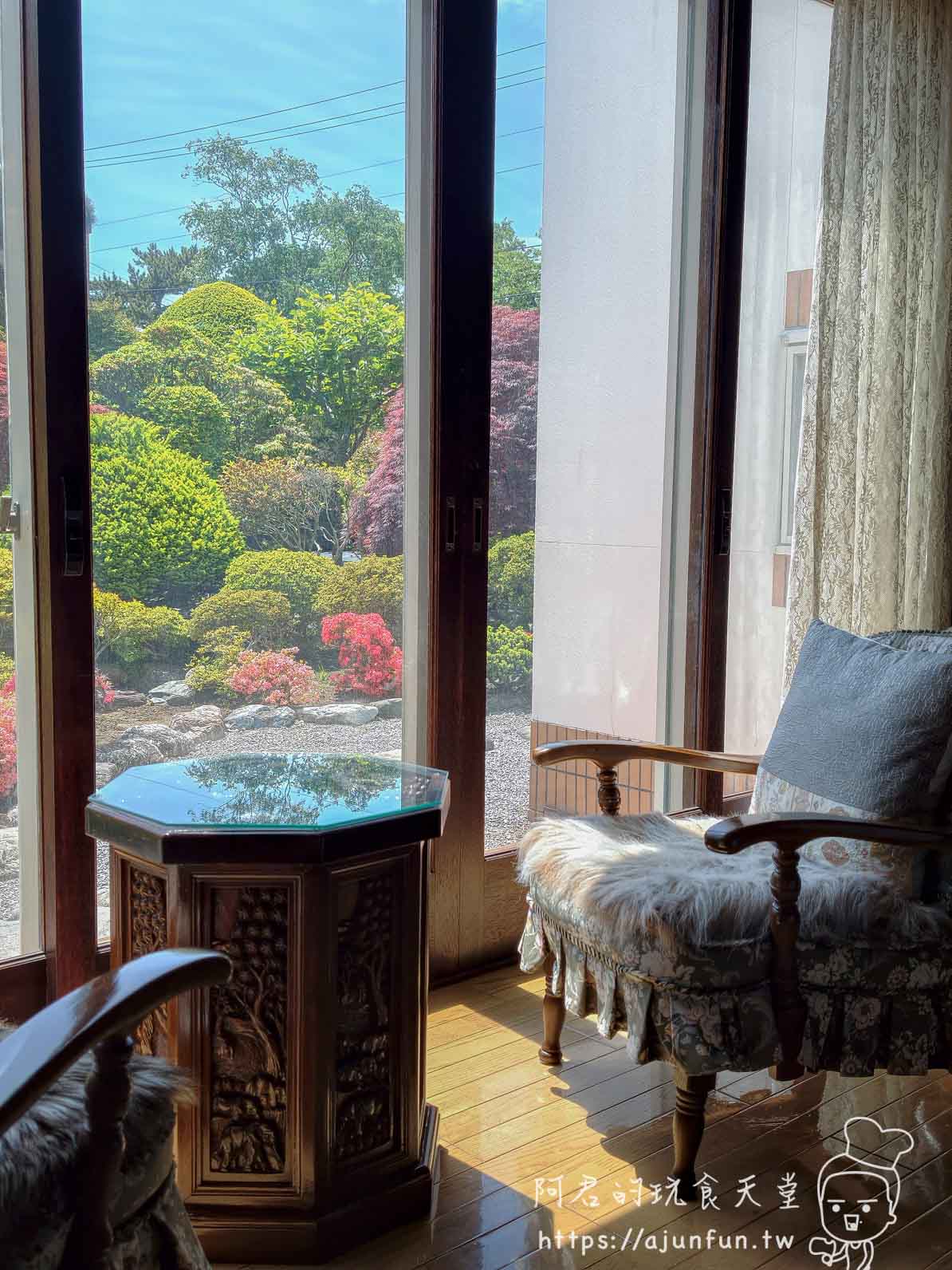 函館Tea Room Tony & Teddy 室內窗邊座位與日式庭園景色 - 阿君的玩食天堂