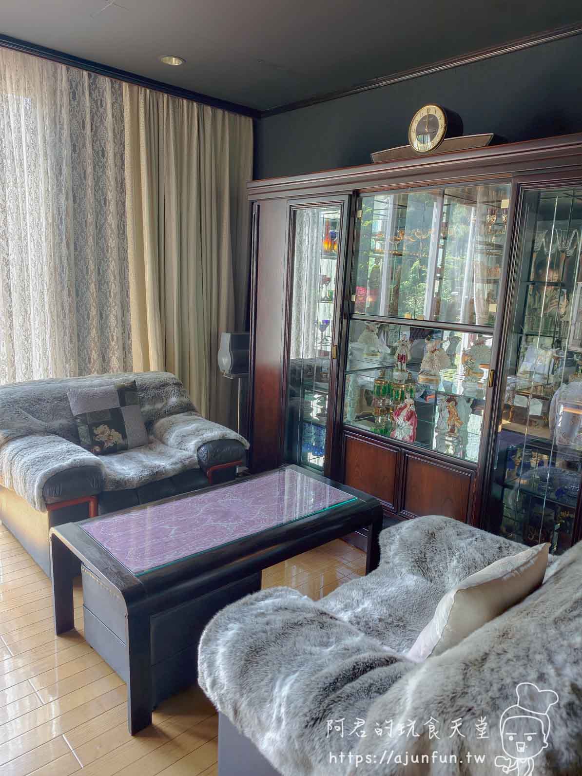 函館Tea Room Tony & Teddy 室內沙發區與玻璃工藝品展示櫃 - 阿君的玩食天堂
