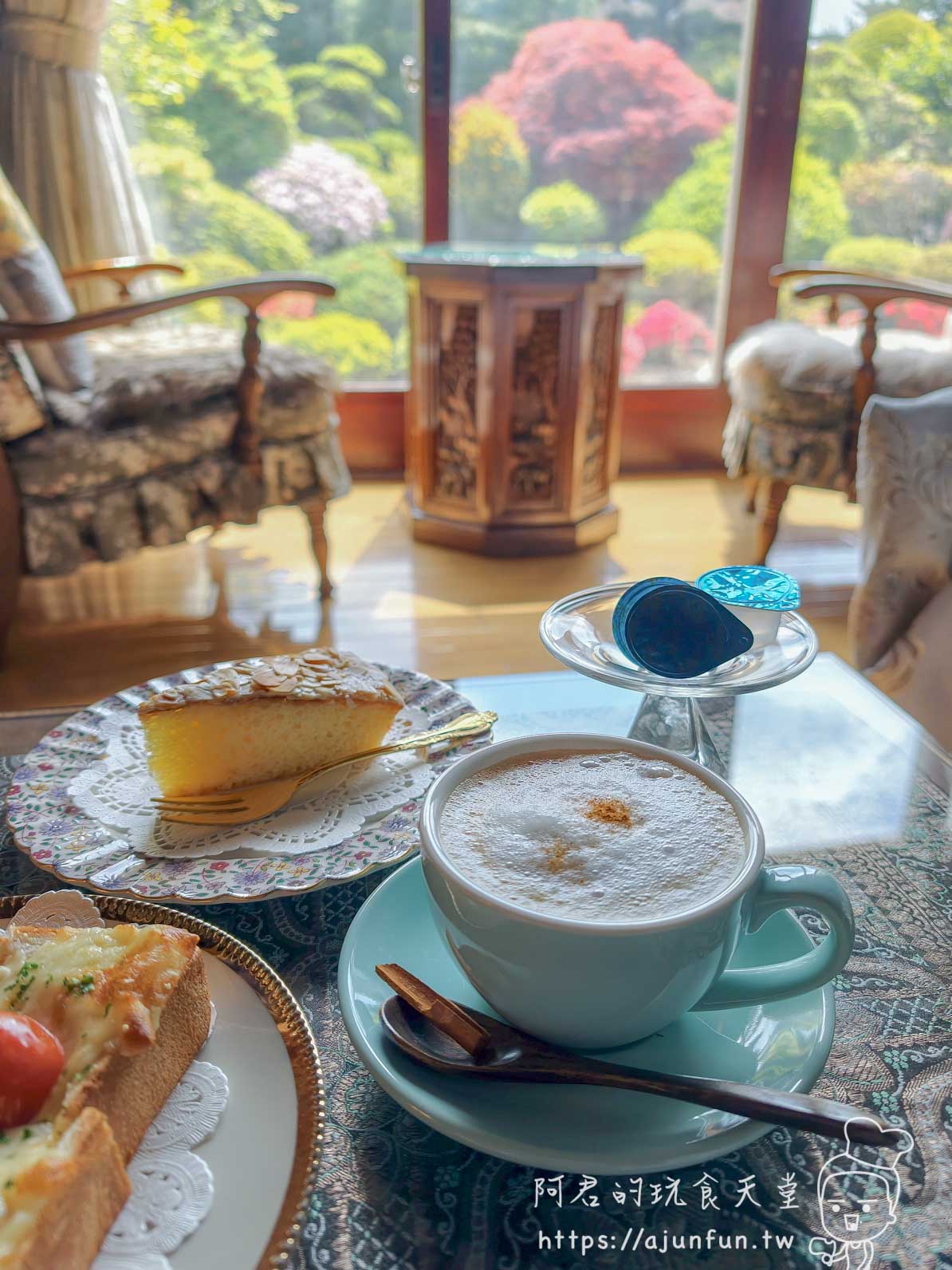 函館Tea Room Tony & Teddy 奶泡飲品與杏仁蛋糕套餐、窗外楓樹庭園 - 阿君的玩食天堂
