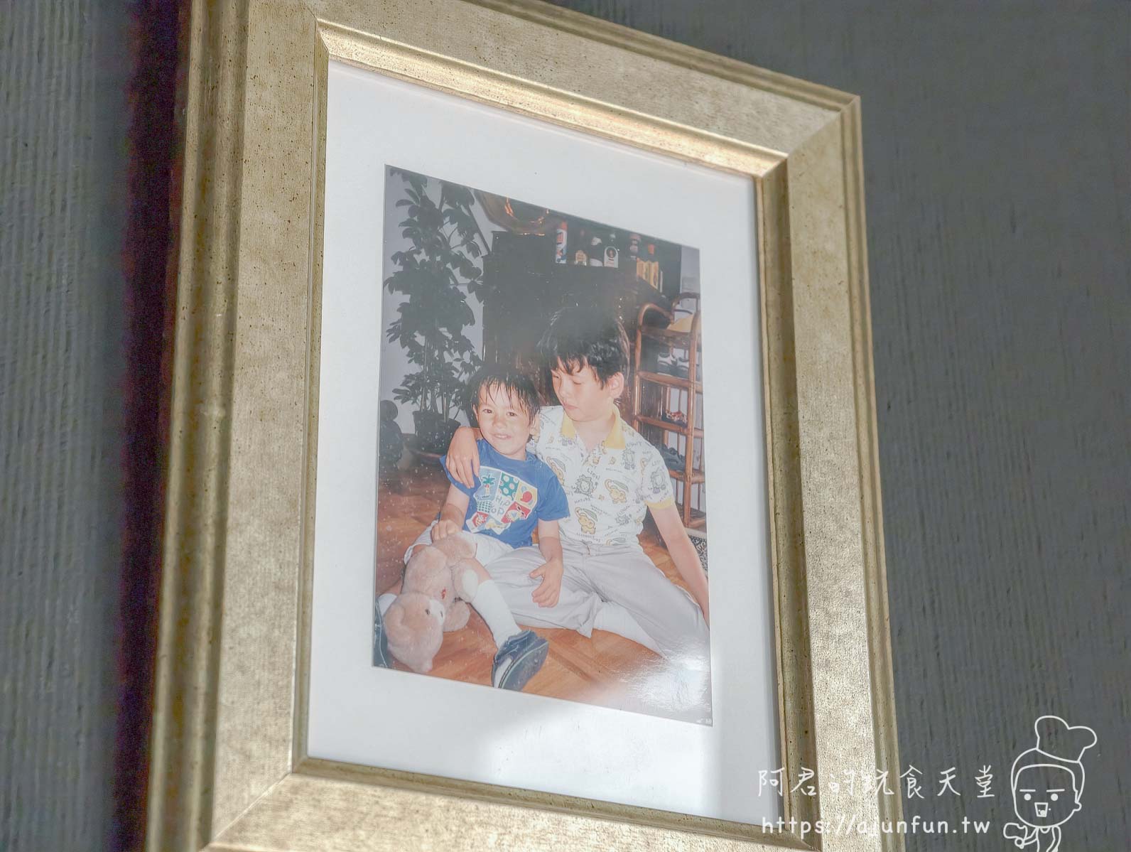 函館Tea Room Tony & Teddy 店內牆上掛著兩男童的舊照相框 - 阿君的玩食天堂