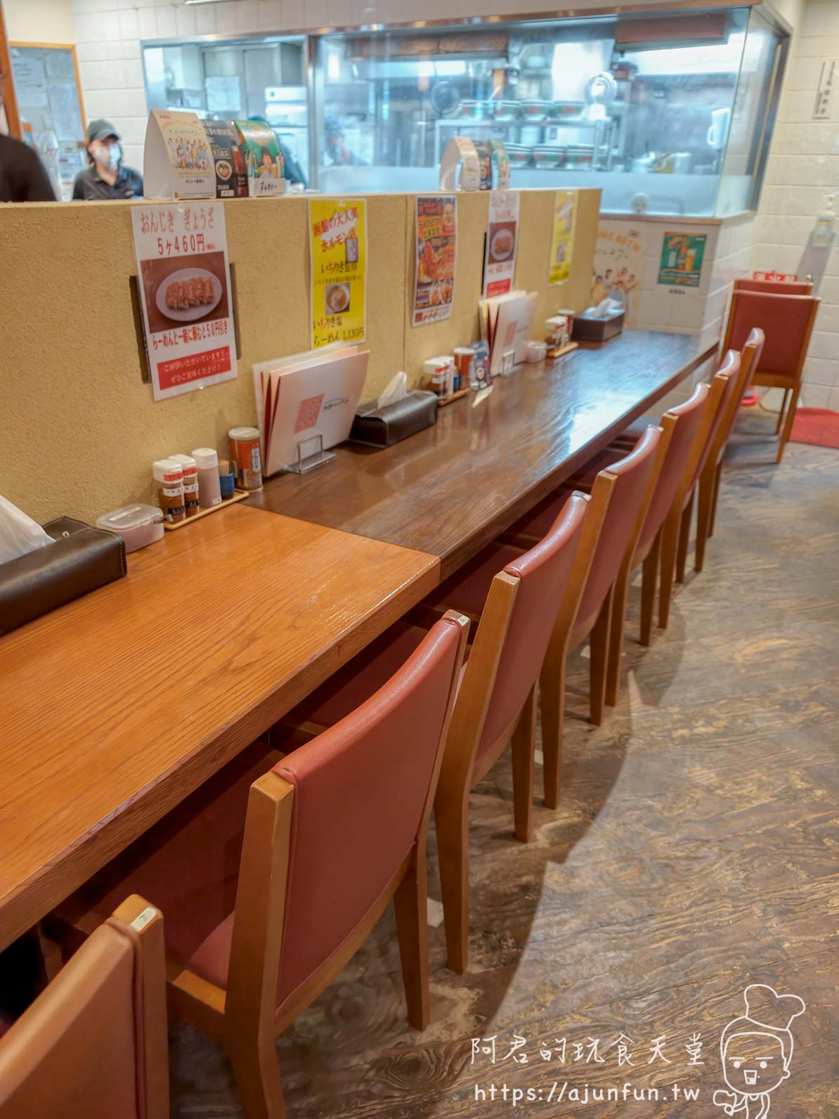 元祖はこだてラーメン 空港店 長形木質吧台橙色皮椅透明廚房窗口 - 阿君的玩食天堂