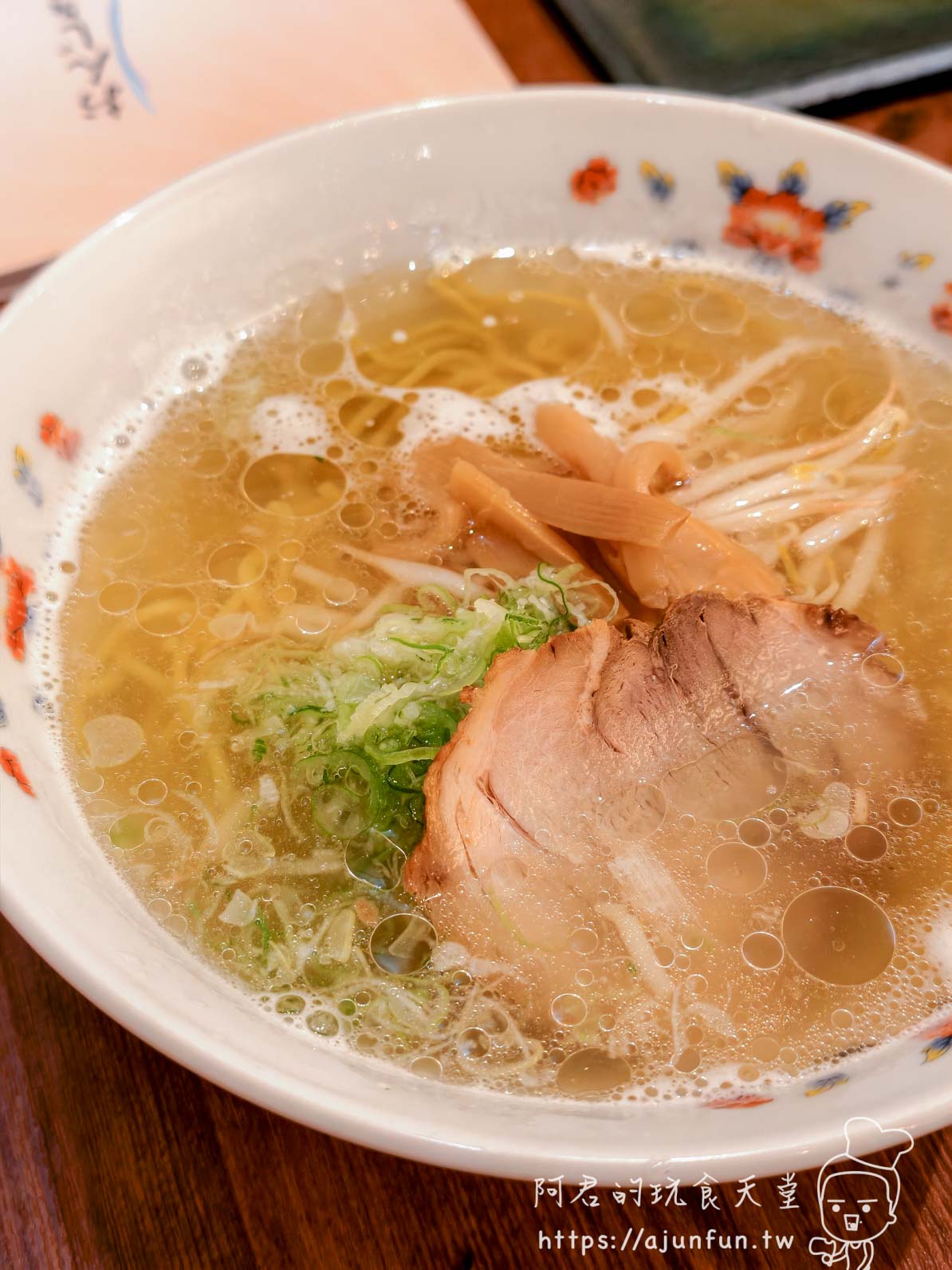 元祖はこだてラーメン 元祖函館塩らーめん 清澈淡金色雞骨清湯白花陶碗俯角整碗 - 阿君的玩食天堂
