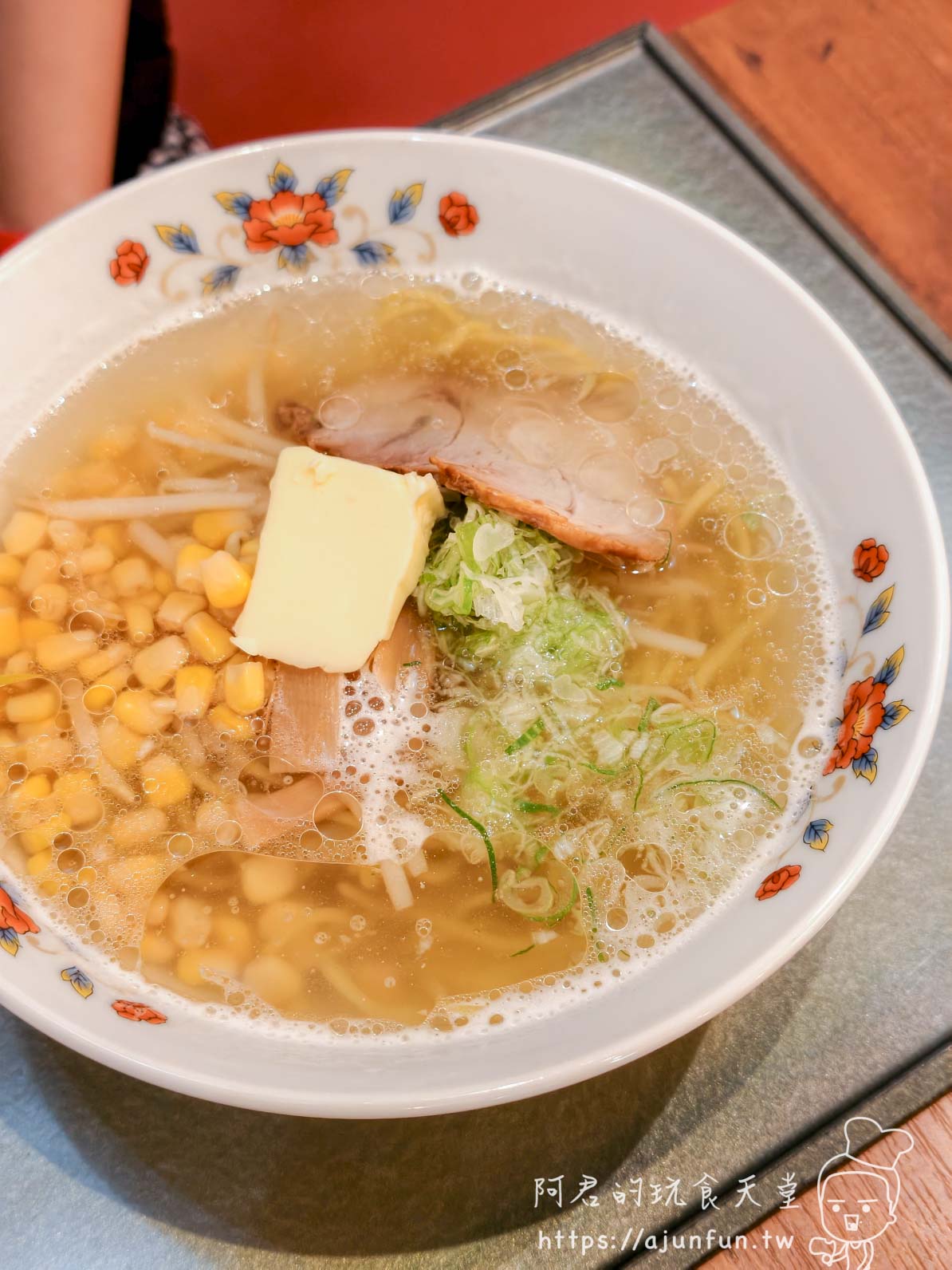 元祖はこだてラーメン 玉米奶油鹽味拉麵 金黃玉米粒堆疊奶油塊整碗俯角 - 阿君的玩食天堂