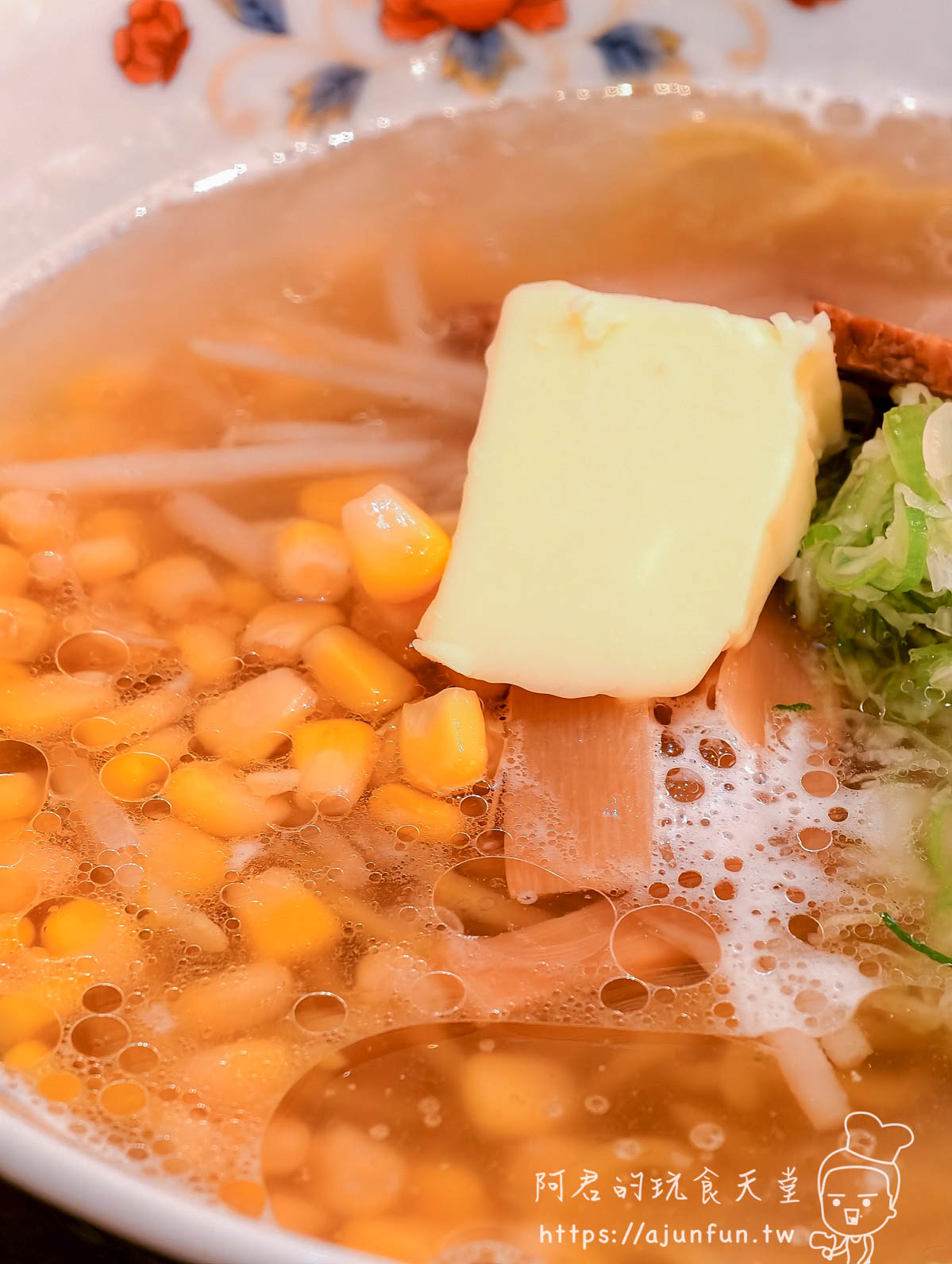 元祖はこだてラーメン 玉米奶油拉麵 奶油塊尚未融化坐在金黃玉米粒上特寫 - 阿君的玩食天堂