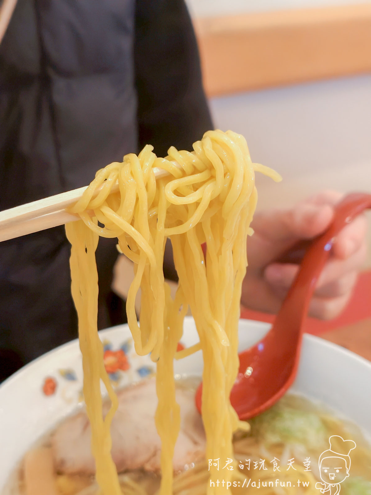 元祖はこだてラーメン 北海道小麥細捲麵筷子挑起光澤彈性老婆紅色湯匙入鏡 - 阿君的玩食天堂