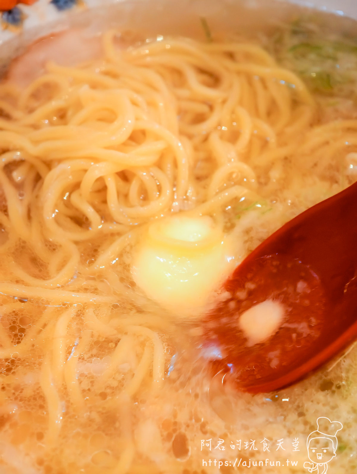 元祖はこだてラーメン 玉米奶油鹽味 紅色湯匙舀湯奶油半融化油花湯頭特寫 - 阿君的玩食天堂