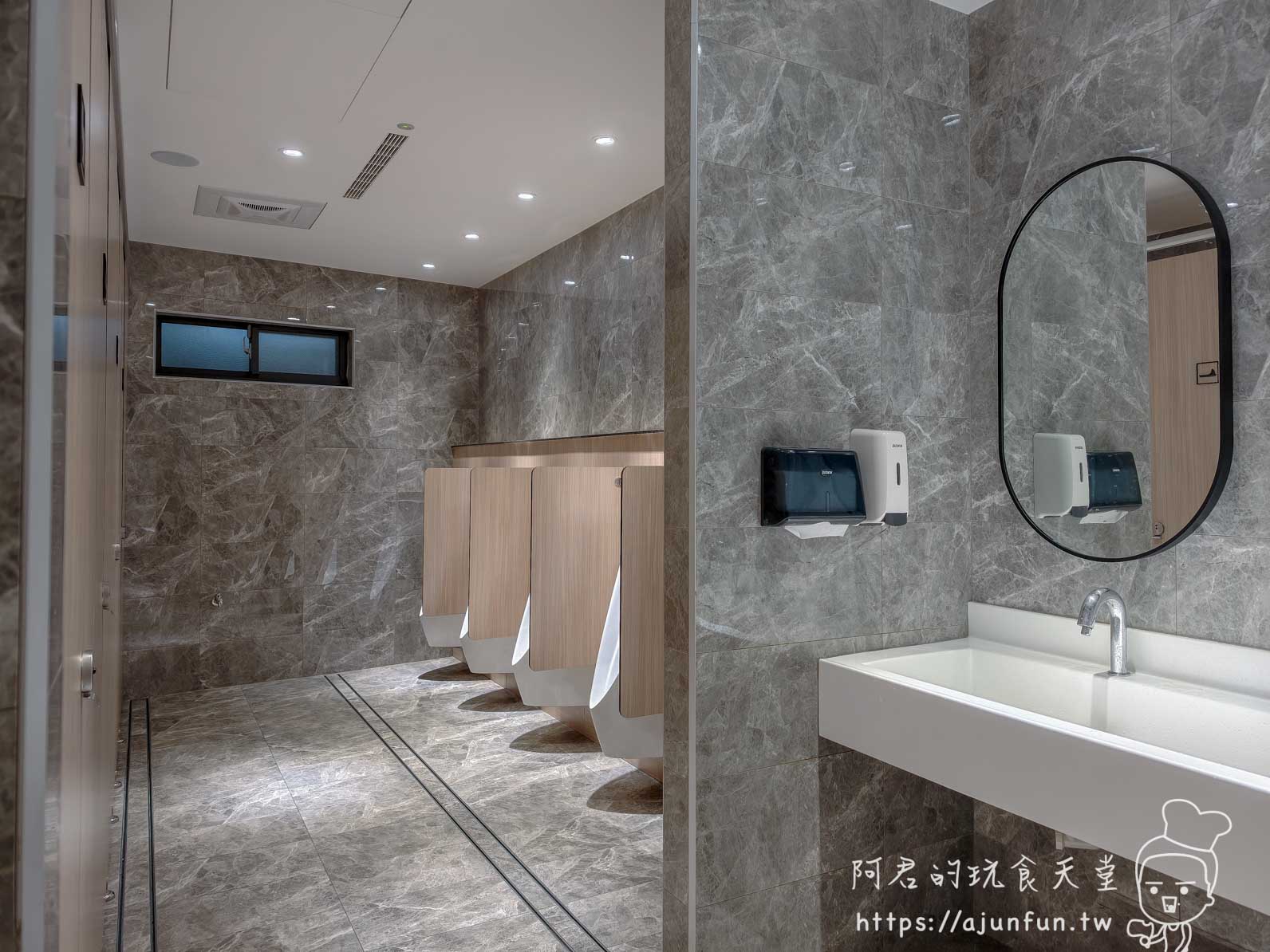 大仁哥蔗香脆皮桶仔雞南投竹山店 乾淨明亮的大理石風格男廁洗手區 - 阿君的玩食天堂